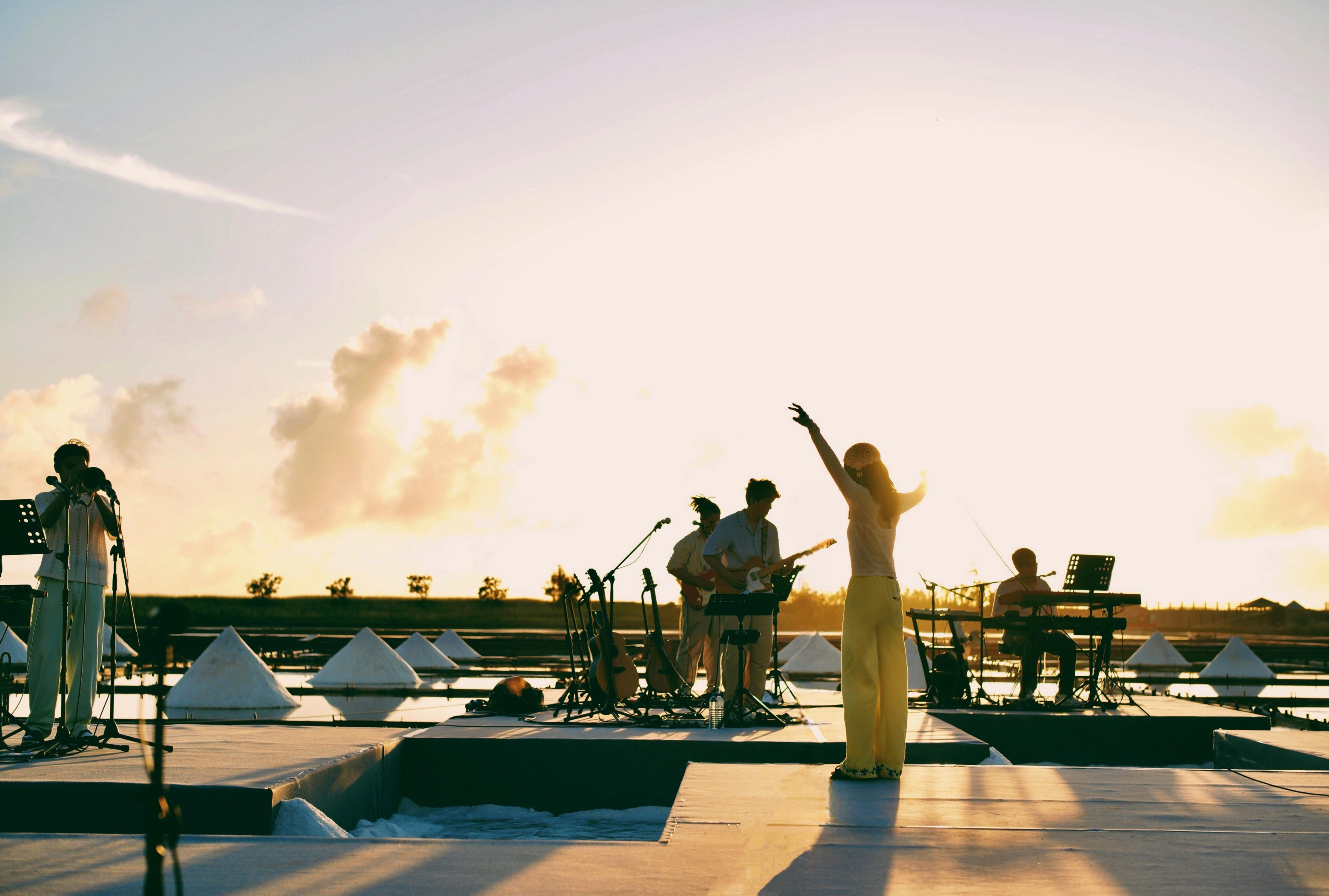 在演唱了一個小時後，烈陽已轉變為落日，田馥甄應景演唱〈懸日〉。（何樂音樂提供）