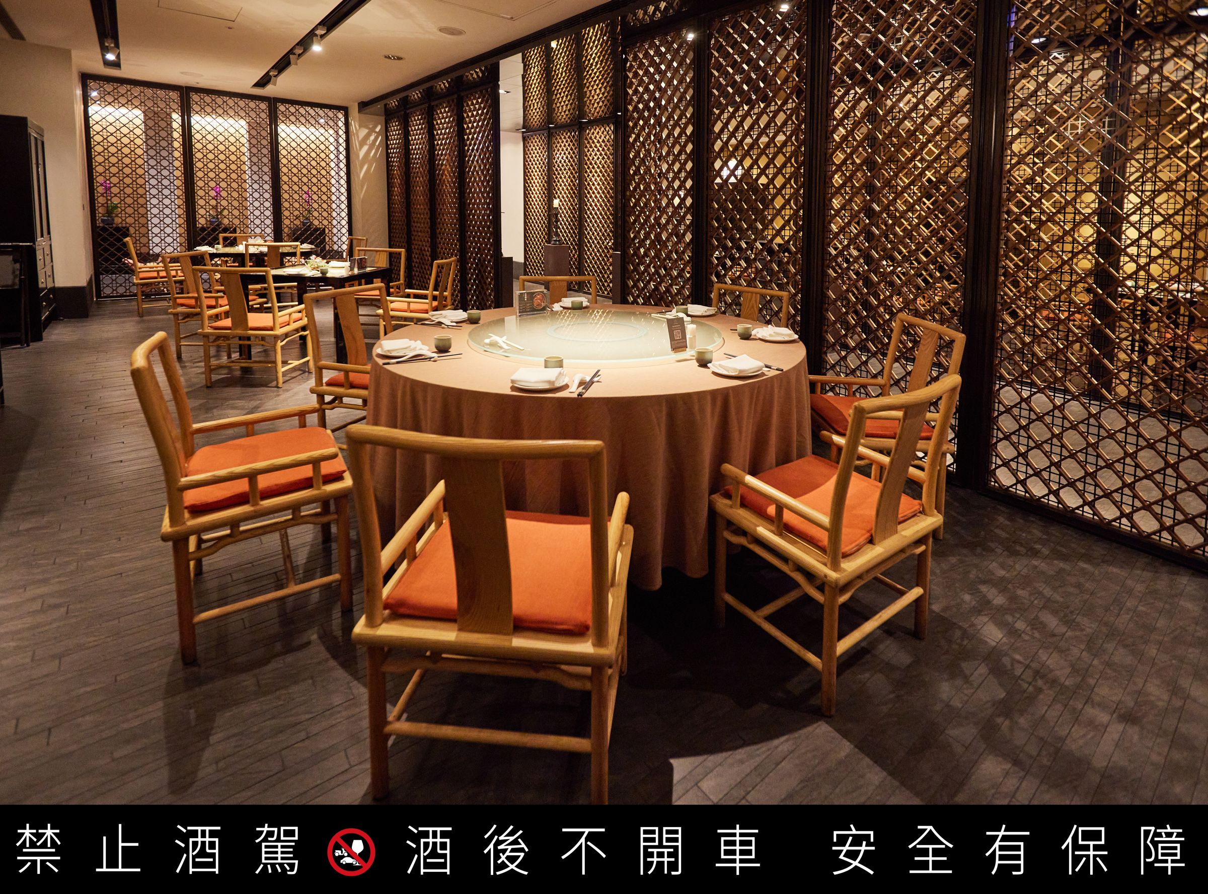 晶英軒挑高的空間復古雅致，走廊以中國風窗櫺做隔間，低調內斂不失高雅。