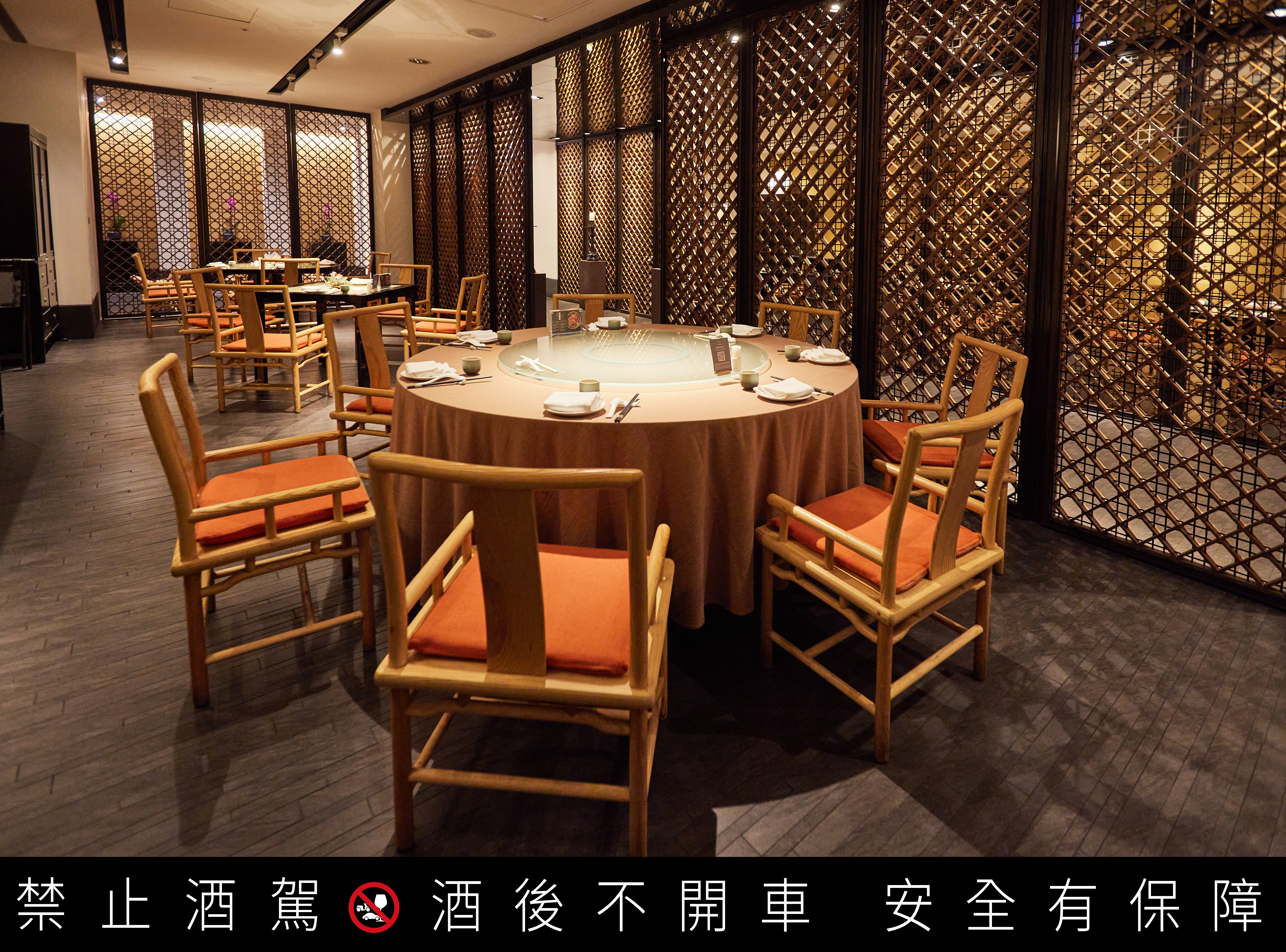 晶英軒挑高的空間復古雅致，走廊以中國風窗櫺做隔間，低調內斂不失高雅。