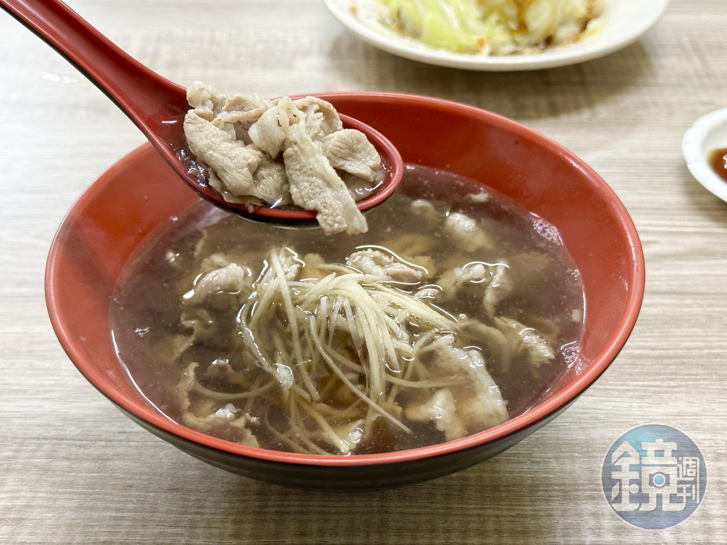 大碗公當歸羊肉的「羊肉片湯」,要趁熱吃,羊肉才不會過老乾柴,湯頭很清爽。(100元/碗)