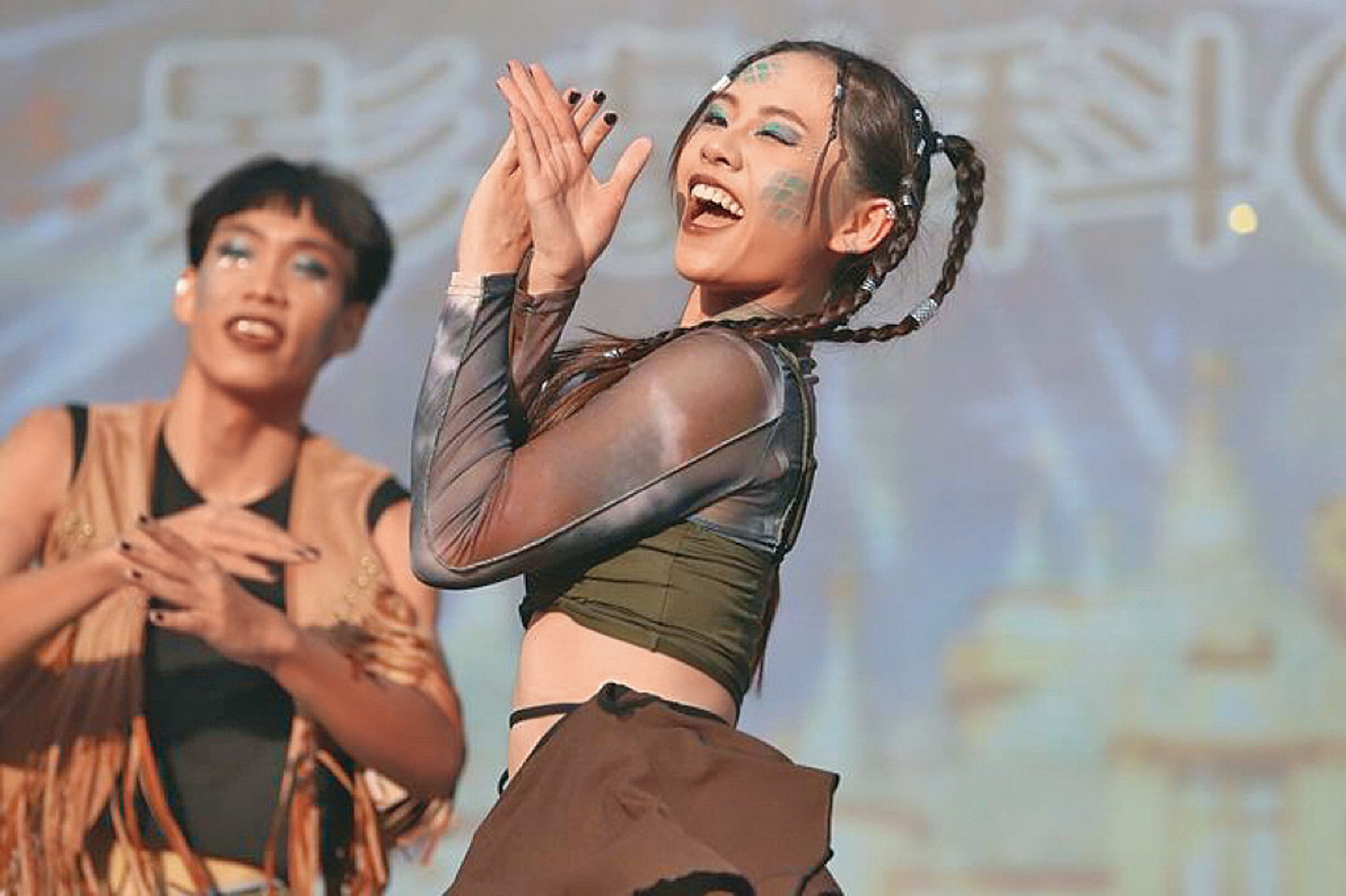 從小學舞蹈的羅晨恩(右),透過表演建立自信。(羅晨恩提供)