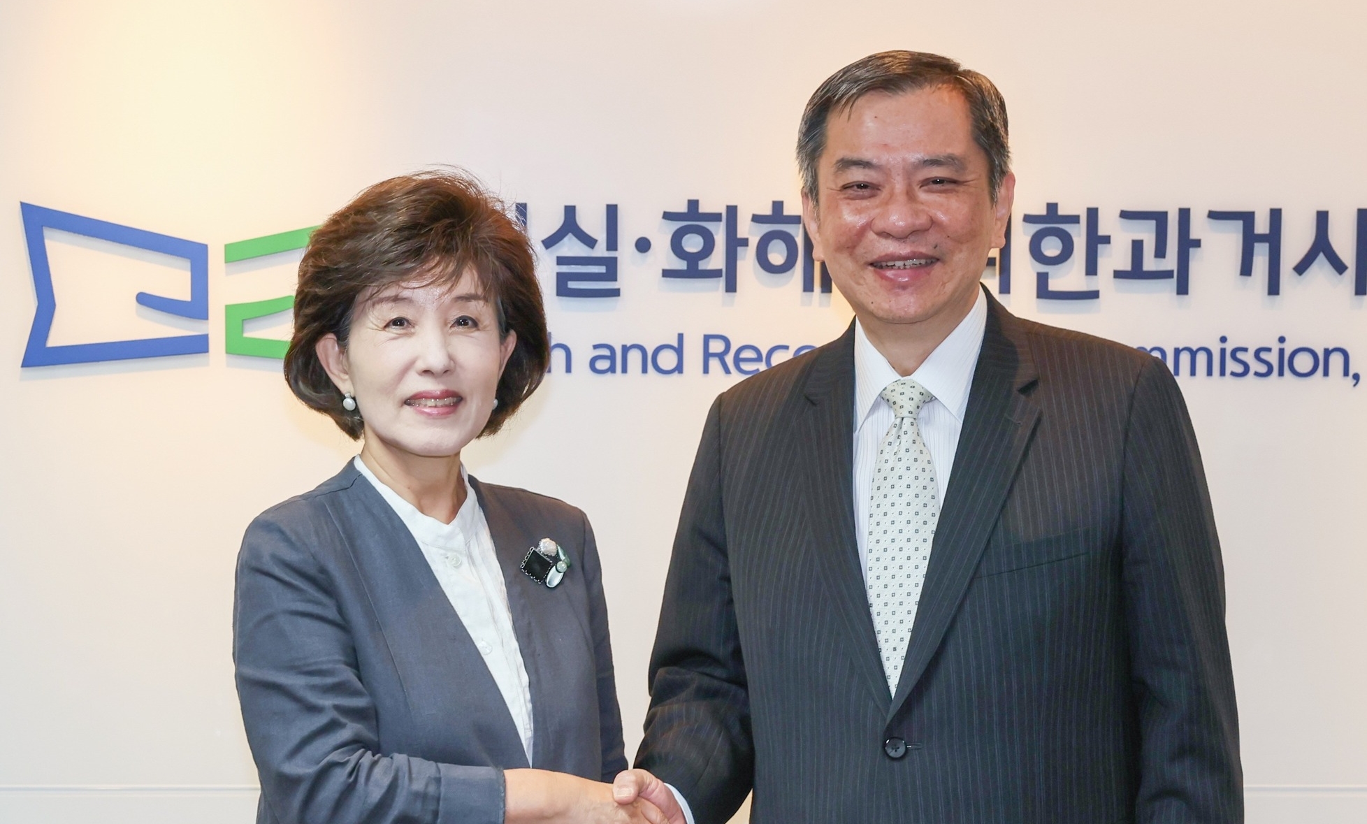 朴宣映昨天於臉書再度po文，曬出與台灣駐韓代表丘高偉的合照。（翻攝自朴宣映臉書）