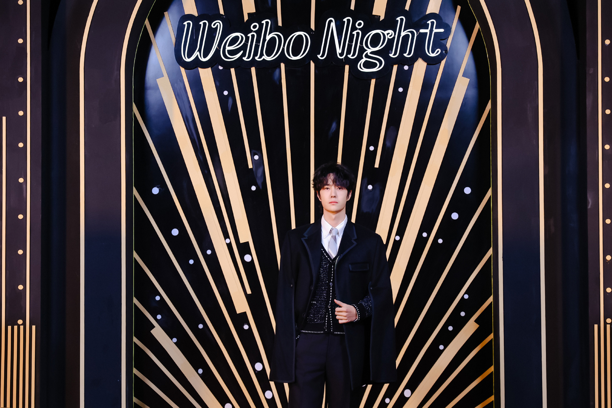王一博以英倫風造型現身微博之夜紅毯。（翻攝Yibo-Official微博）