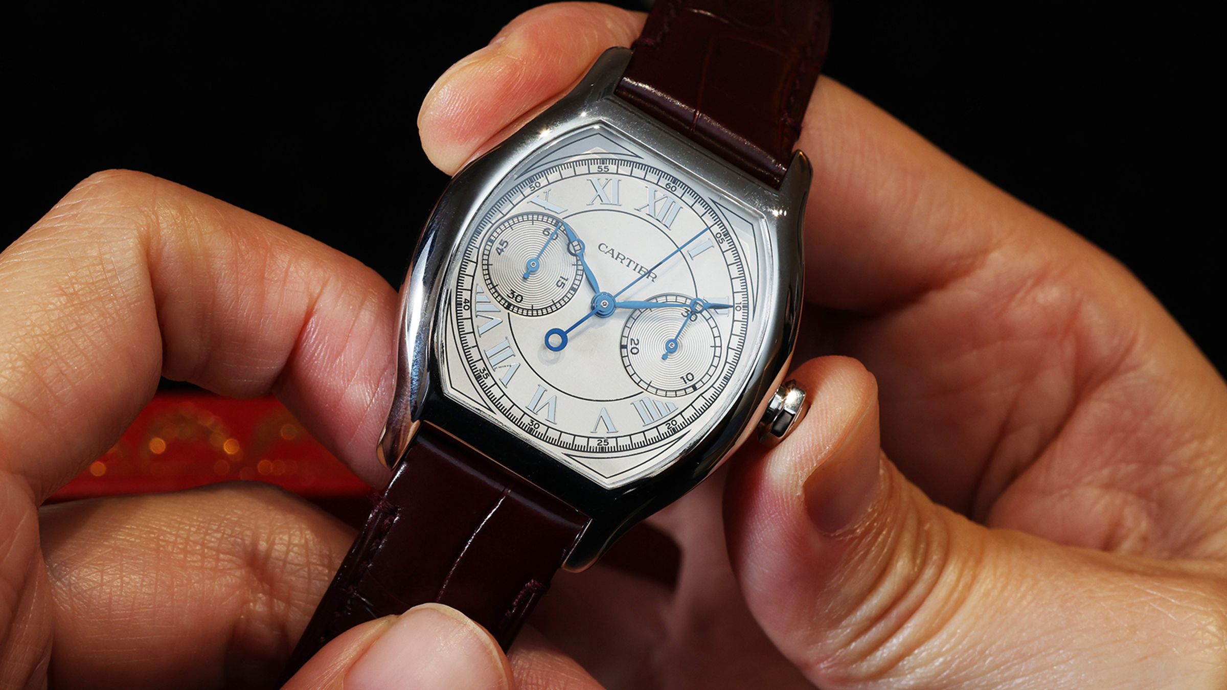 Cartier Privé Tortue Monopusher Chronograph｜鉑金錶殼／錶徑43.7mm X 34.8mm／時、分、小秒指示；單按把計時功能／1928MC型手上鍊機芯／防水30米／限量200只