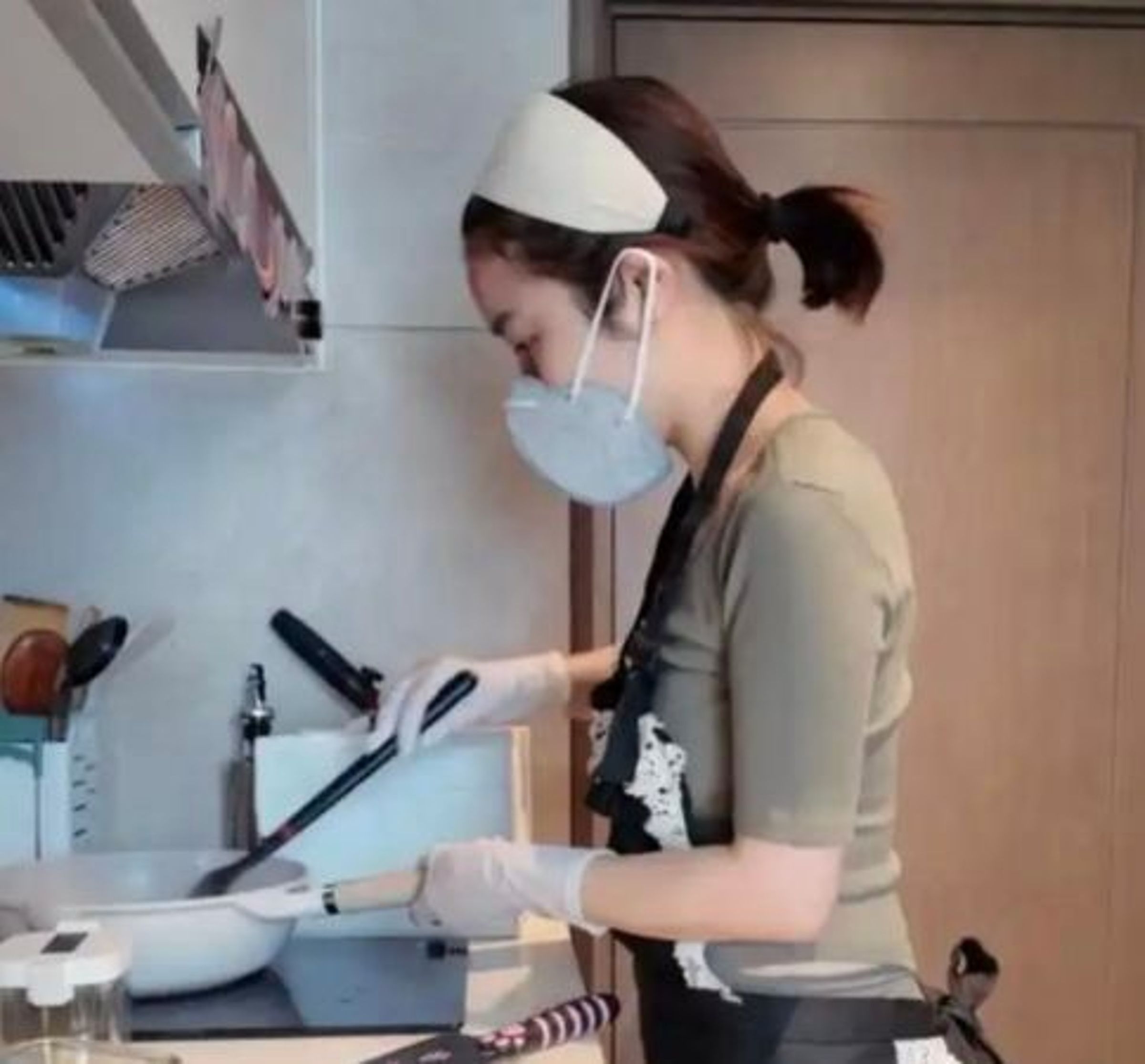 正妹離職改當煮菜婦,3菜1湯月賺8萬元。(翻攝自微博)