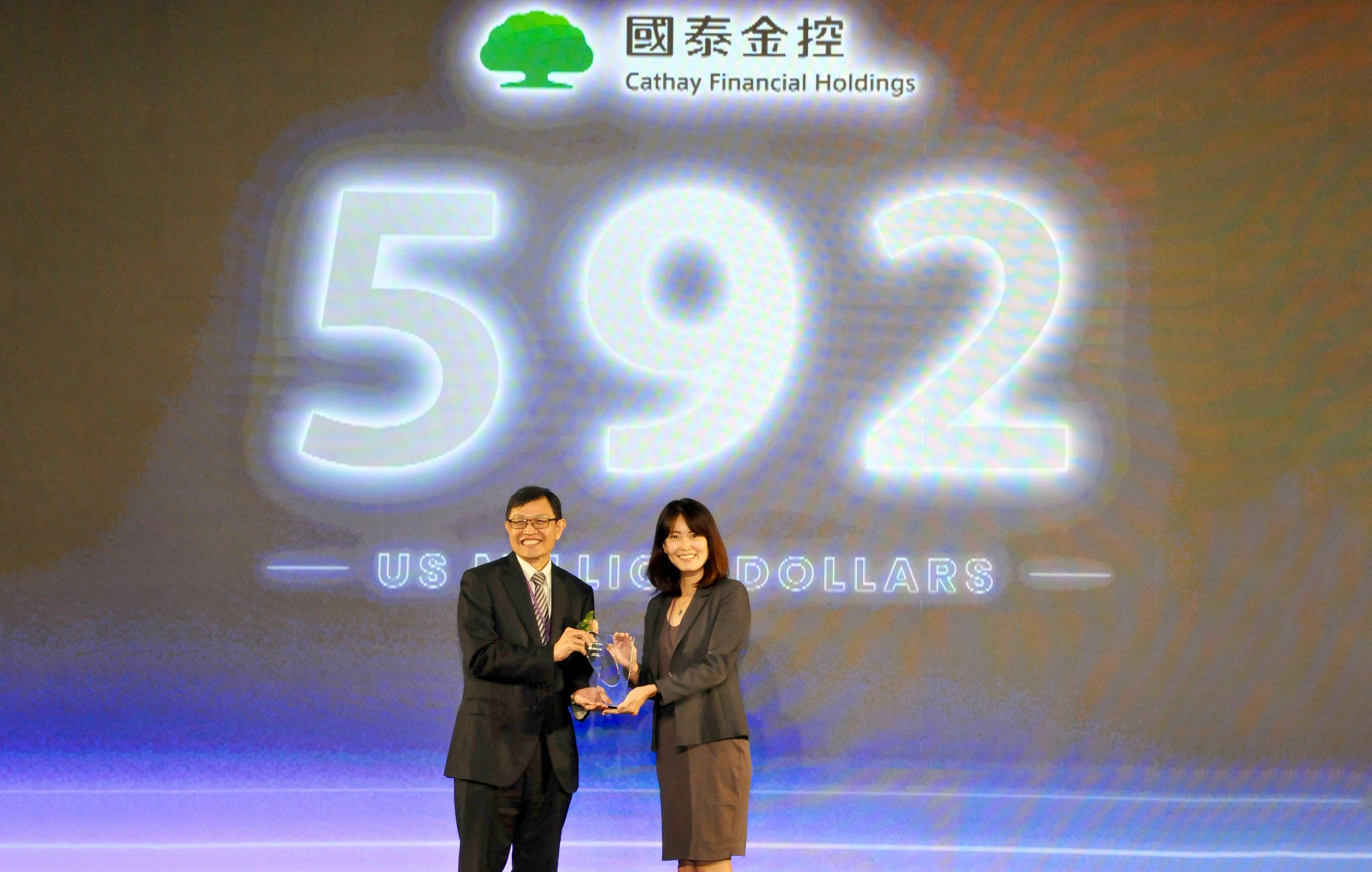經濟部產業發展署主辦的「台灣最佳國際品牌價值調查」今(28日)揭曉,國泰金控以品牌價值5.92億美元,榮登台灣最佳國際品牌第8名。由國泰金控施君蘭協理(圖右)代表出席領獎,圖左為經濟部產業發展署林德生主任秘書。(國泰金控提供)