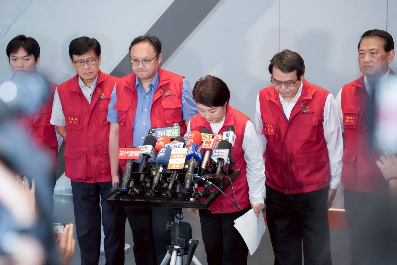 台中市長盧秀燕率是官員鞠躬道歉。（市府提供）