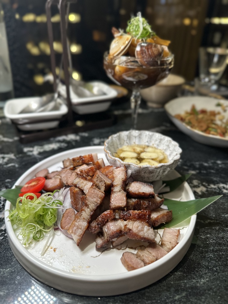 「馬告鹹豬肉」（前，280元／份）與「醬醃鮮大蛤（後，220元／份）也是力推的下酒菜。