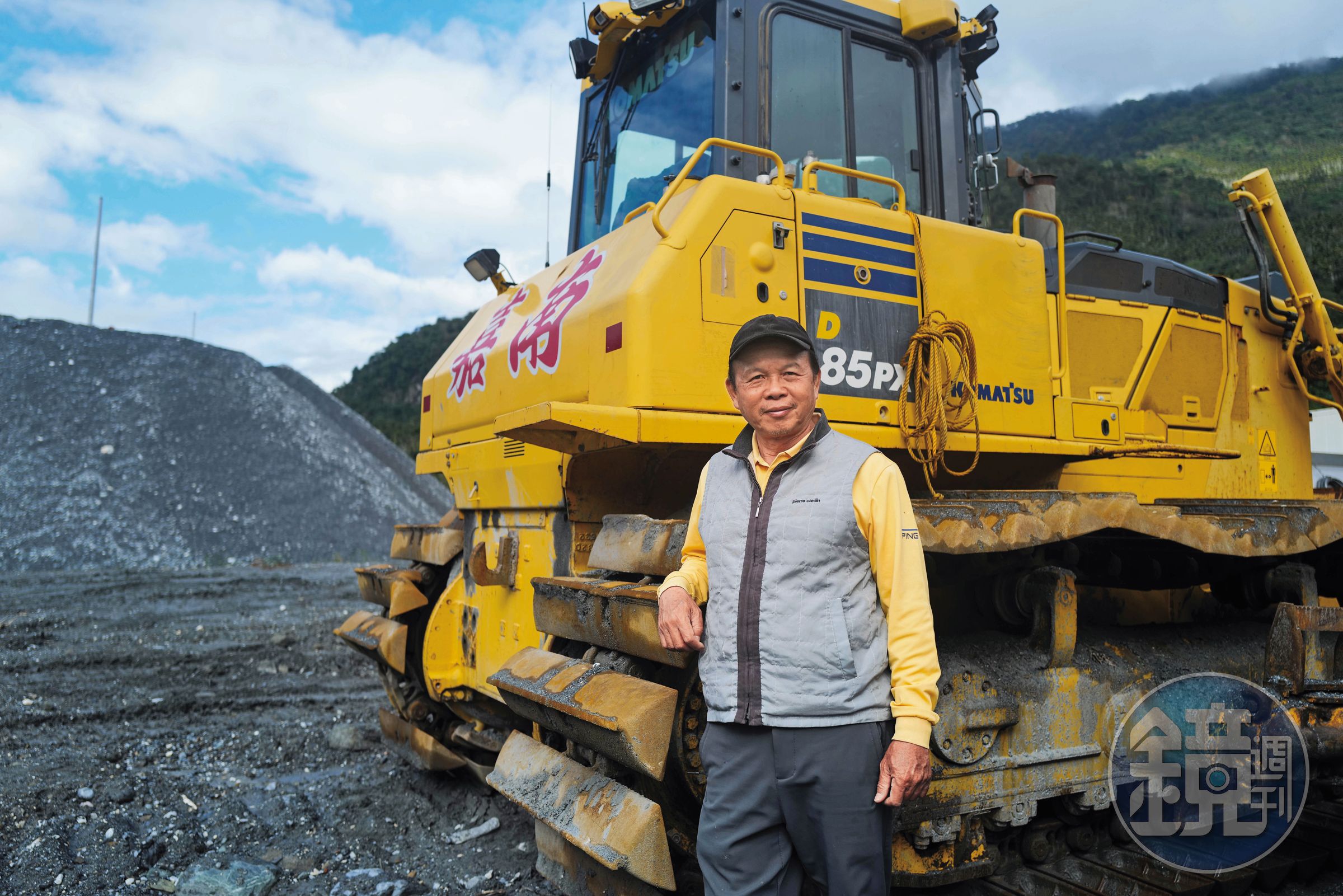 嘉南重機械董事長黃國寶在團隊上山前，就已親自開機具多次在河道上探勘，最遠推到5K就被迫折返。