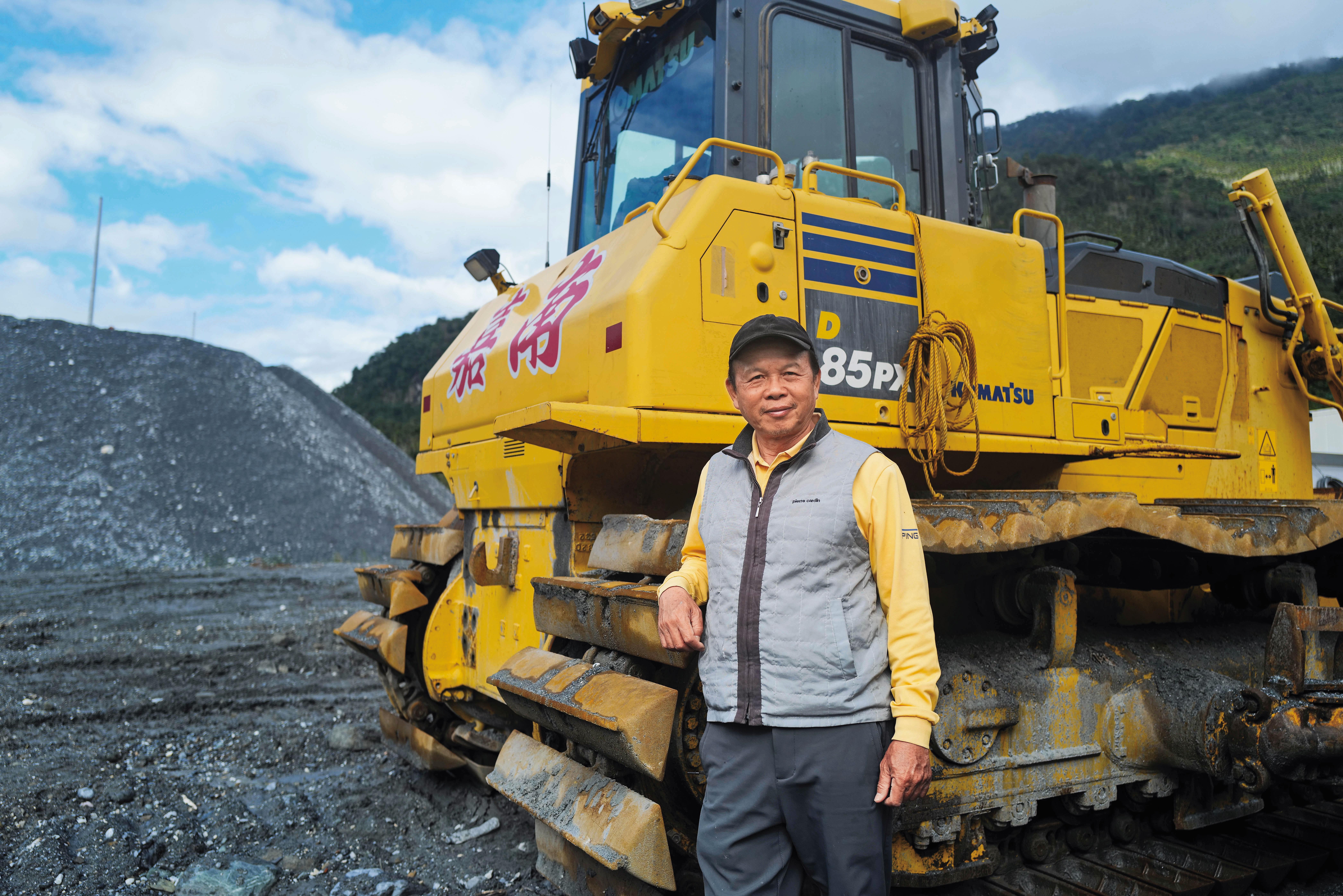 嘉南重機械董事長黃國寶在團隊上山前,就已親自開機具多次在河道上探勘,最遠推到5K就被迫折返。