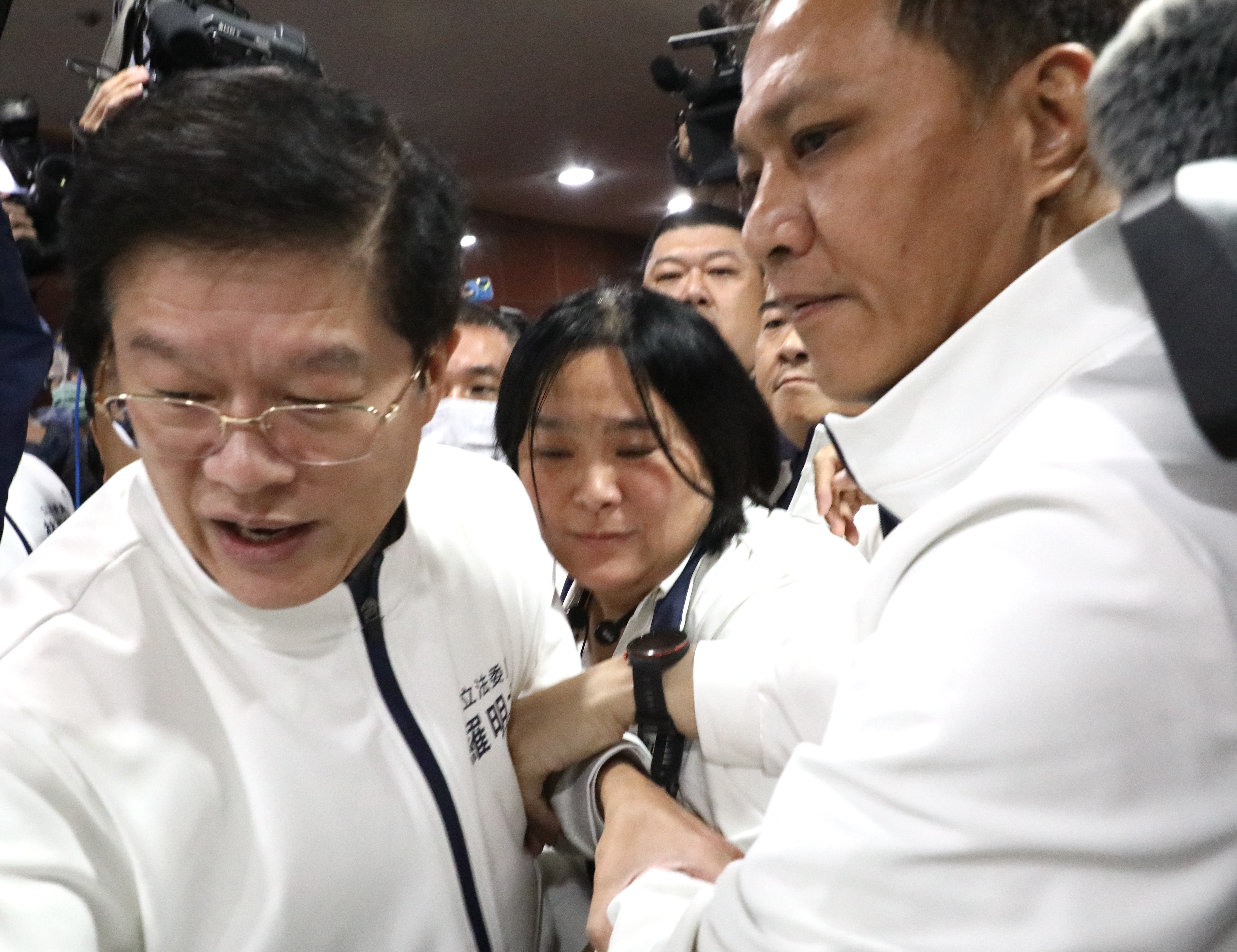  主席陳玉珍（中）宣布散會，雖在國民黨立委的保護下，最終仍被壓到桌上。