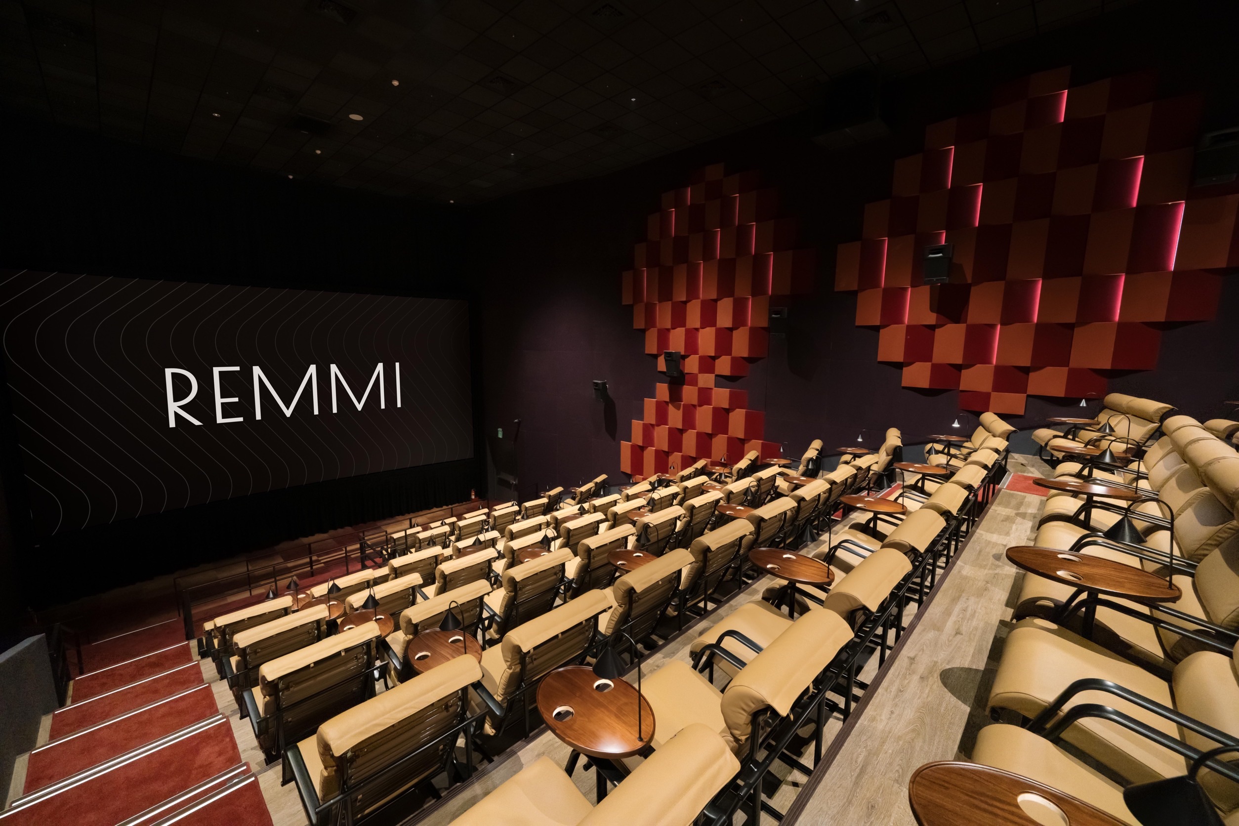 REMMI影廳採用芬蘭設計大師Yrjö Kukkapuro所創作的REMMI CHAIR，為觀眾帶來極致觀影體驗。（秀泰影城提供）