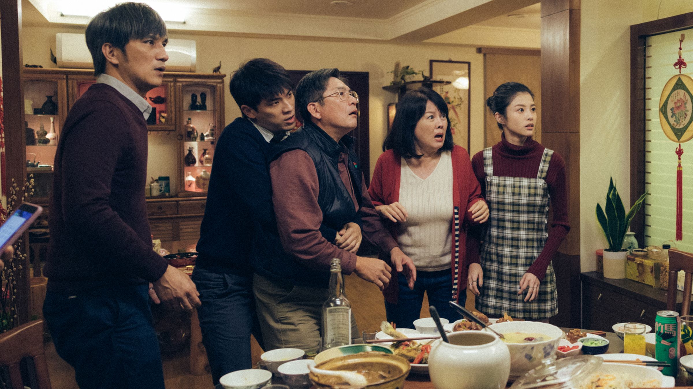 黃婕妤以劇中設定洪都拉斯(中)在印尼開工廠致敬成長背景。(Netflix提供)