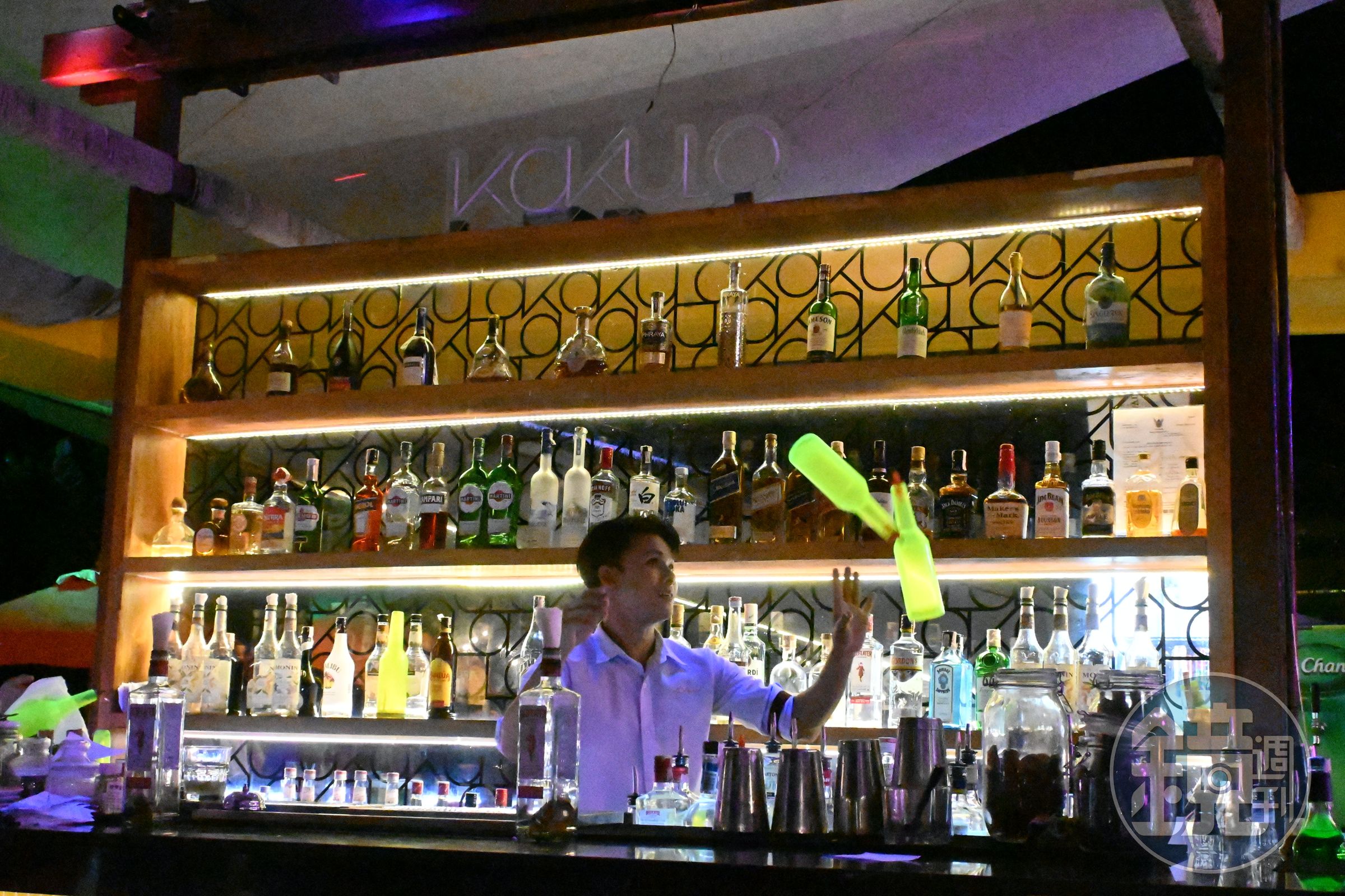 除了DJ在現場放歌,調酒師也會隨著節奏來一段拋瓶、旋轉雪克杯、點火等花式調酒演出。