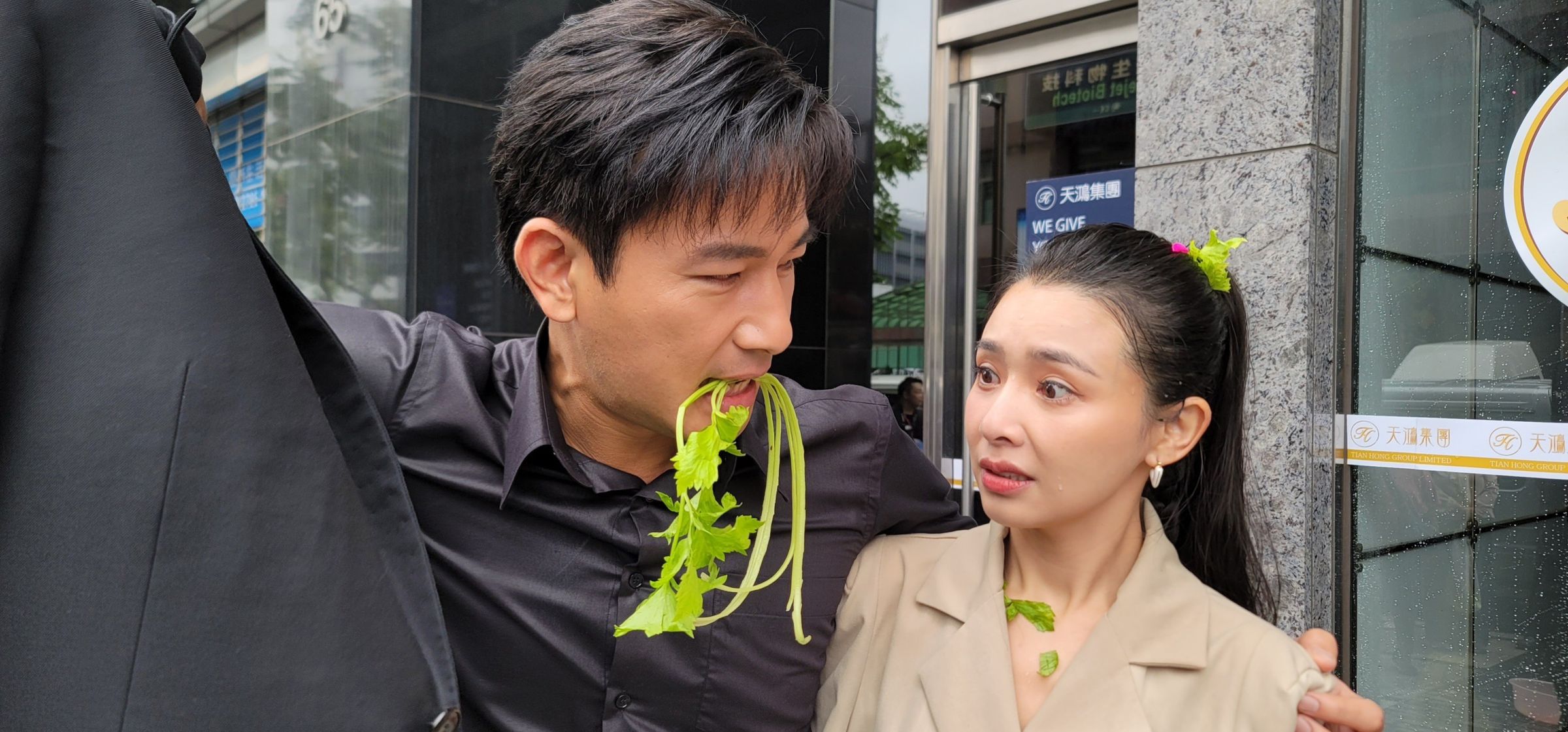 吳婉君演出過街老鼠戲碼被傅子純救援。（民視提供）