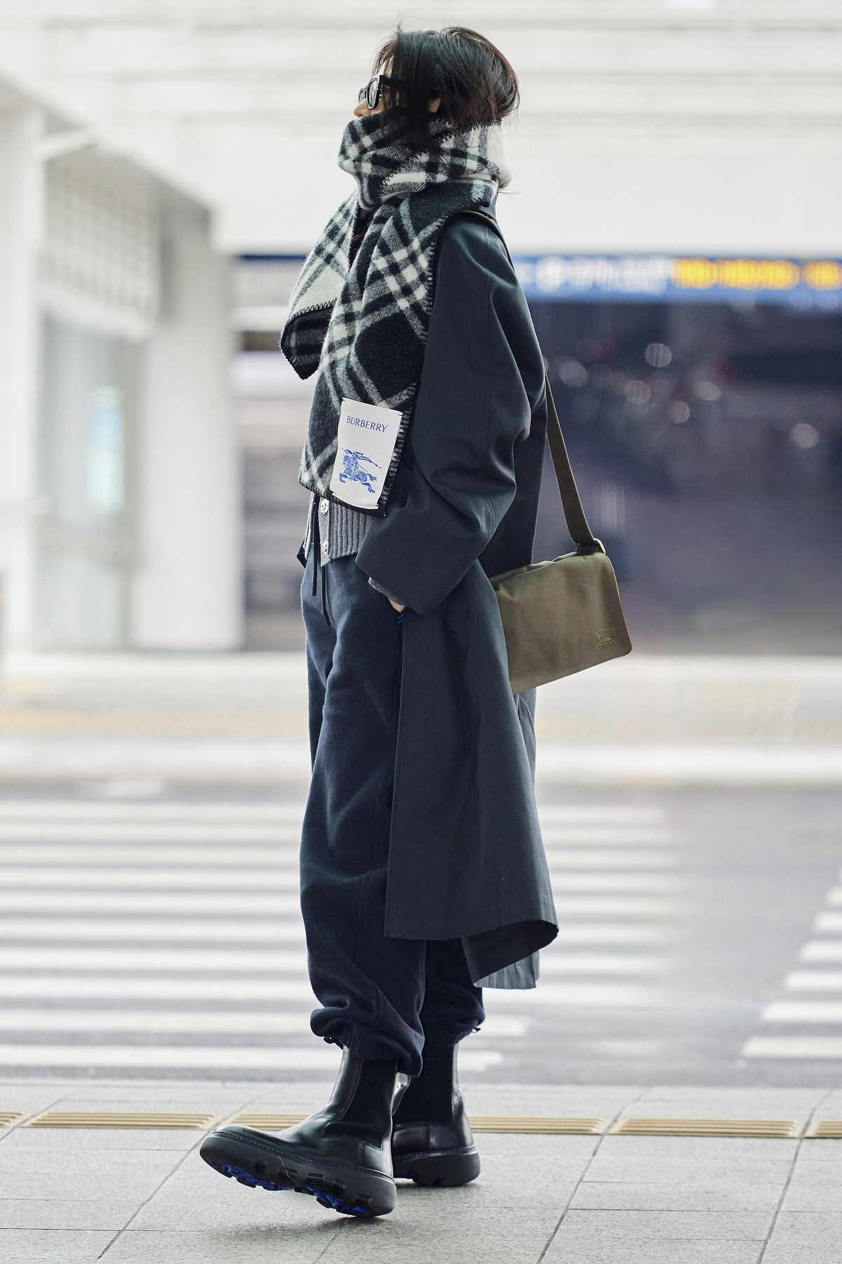 身為BURBERRY全球品牌大使,全智賢這身look真的是帥死了!(BURBERRY提供)