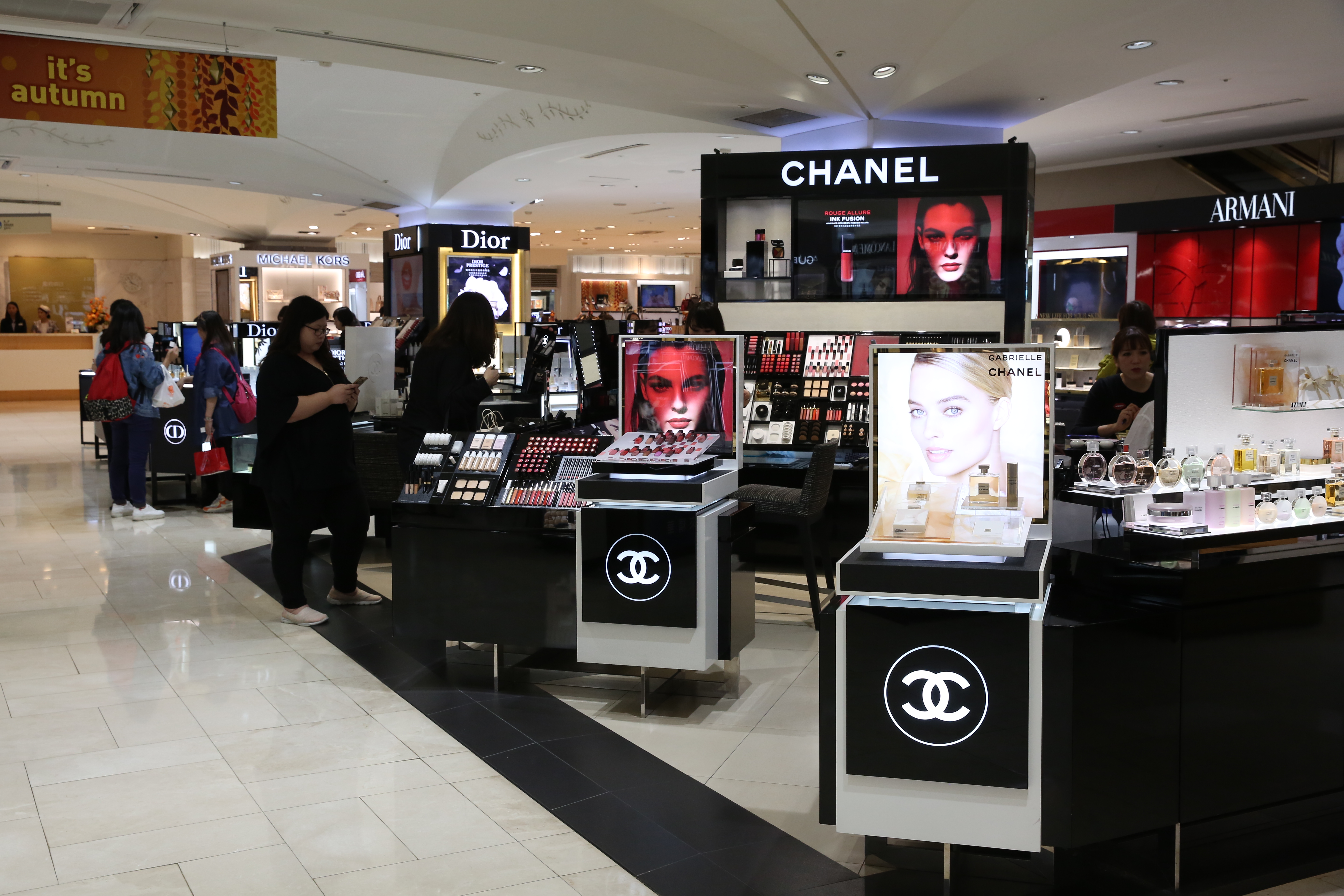 旅發局總幹事程鼎一直言，訪港旅客不再瘋狂購買奢侈品；示意圖。（本刊資料照）