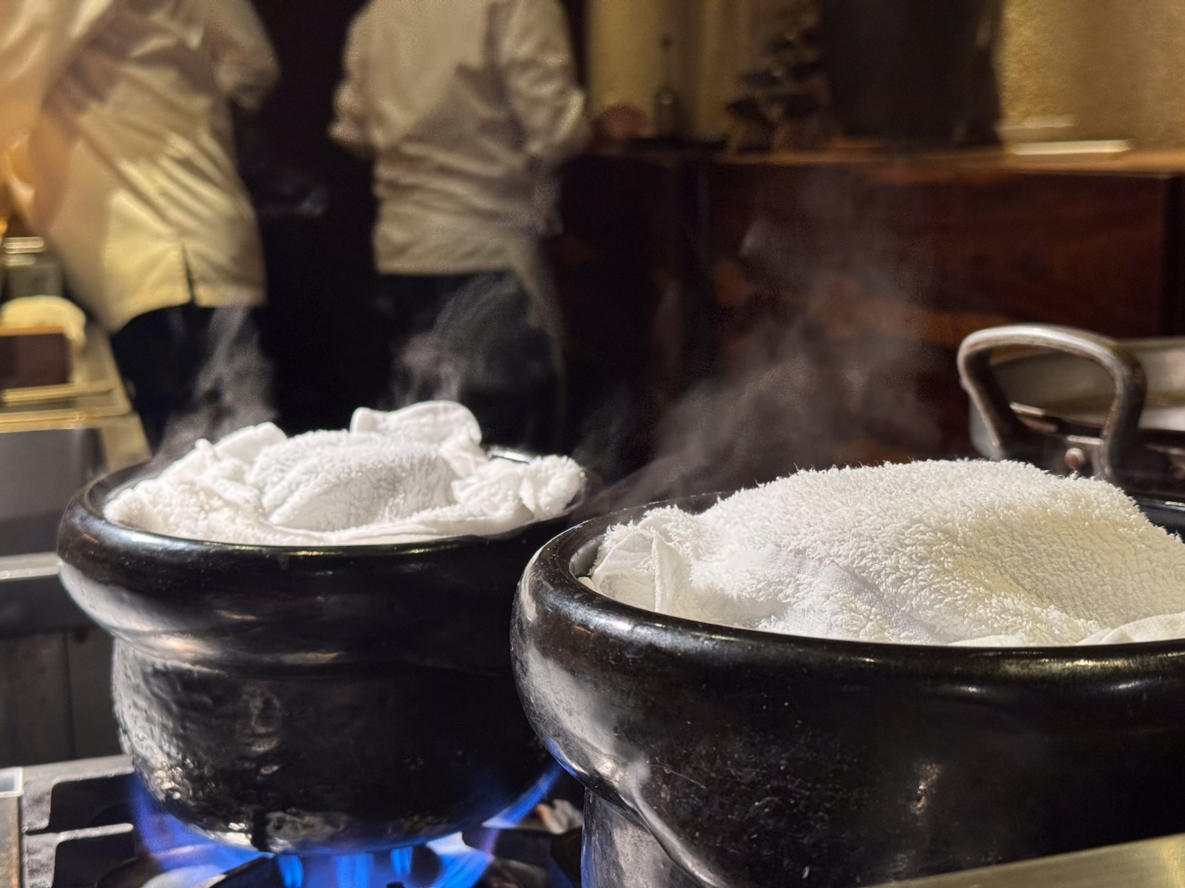 長岡主廚為每一組客人現炊土鍋飯，是屬於傳統的堅持。（豊漁餐飲集團提供）