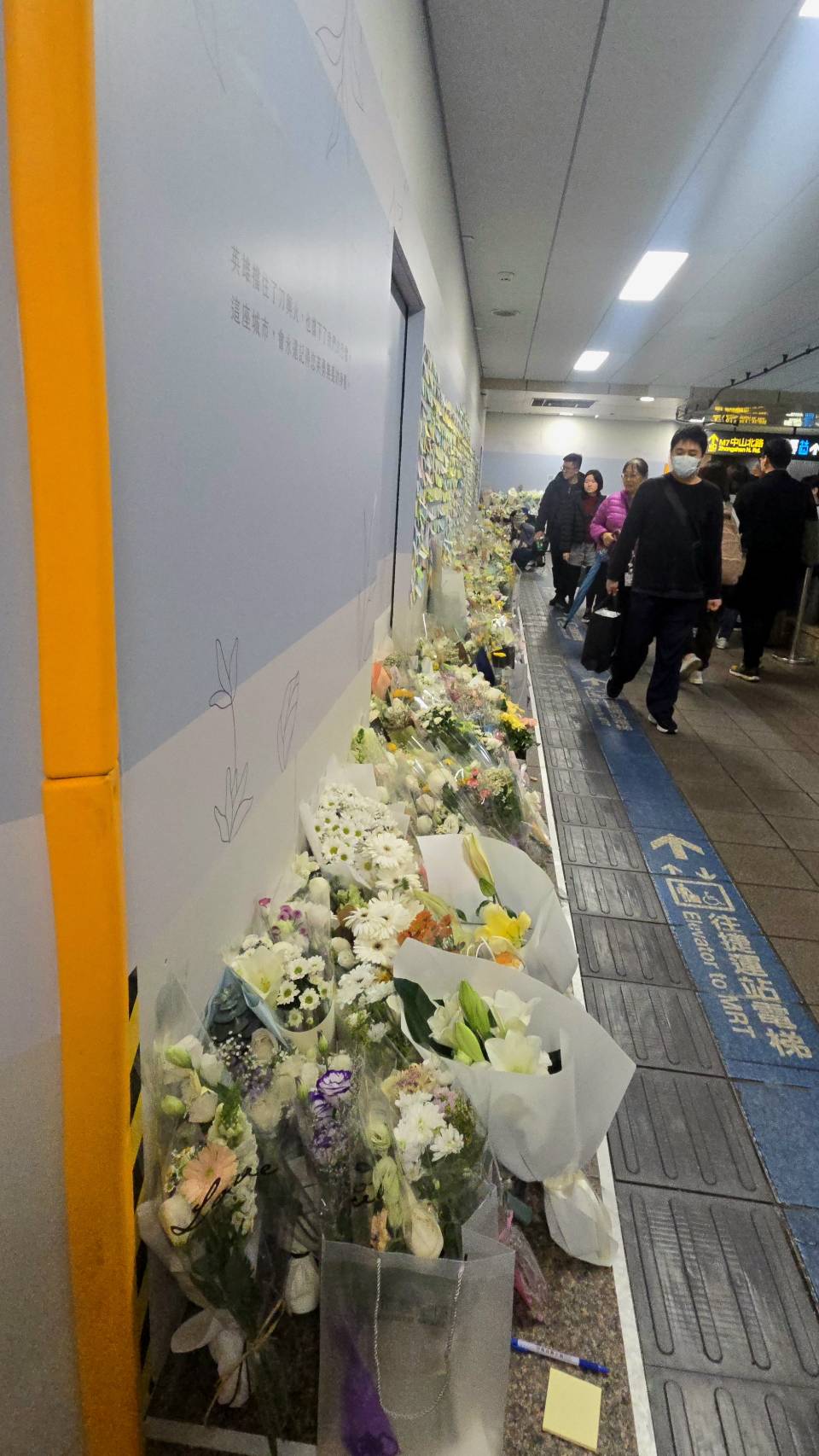 捷運台北車站M7出口設置悼念牆，許多民眾獻花並留下文字。