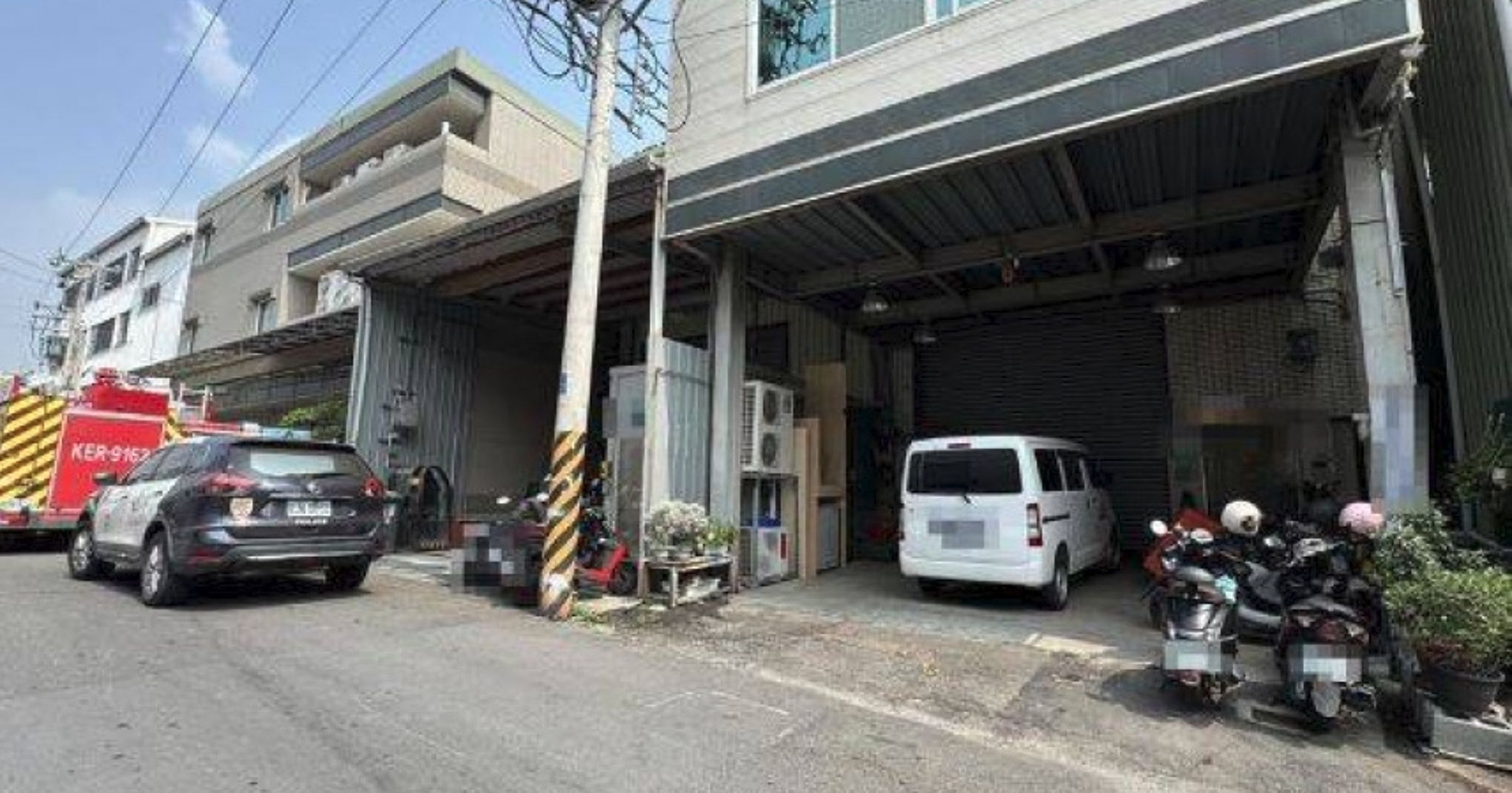 高雄鳳山一處中藥粉包裝製造工廠驚傳一名女員工手捲入輾碎機,慘遭斷肢。(翻攝畫面)