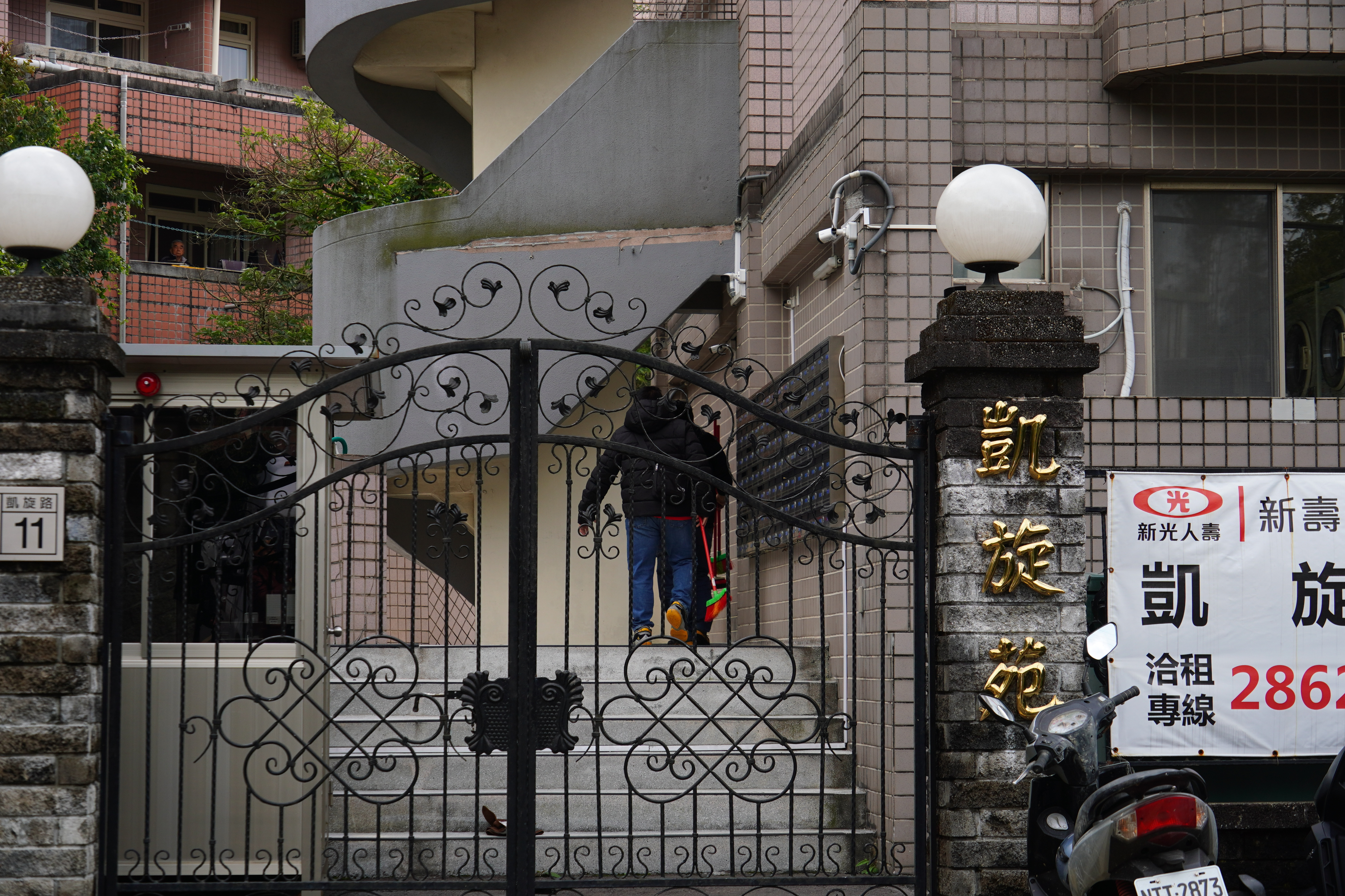 侯家的凱旋苑高價租金惹議，侯妻宣布在約滿後將轉作社宅，但綠委直指，屆時不但沒有少賺，反而還可以減稅。