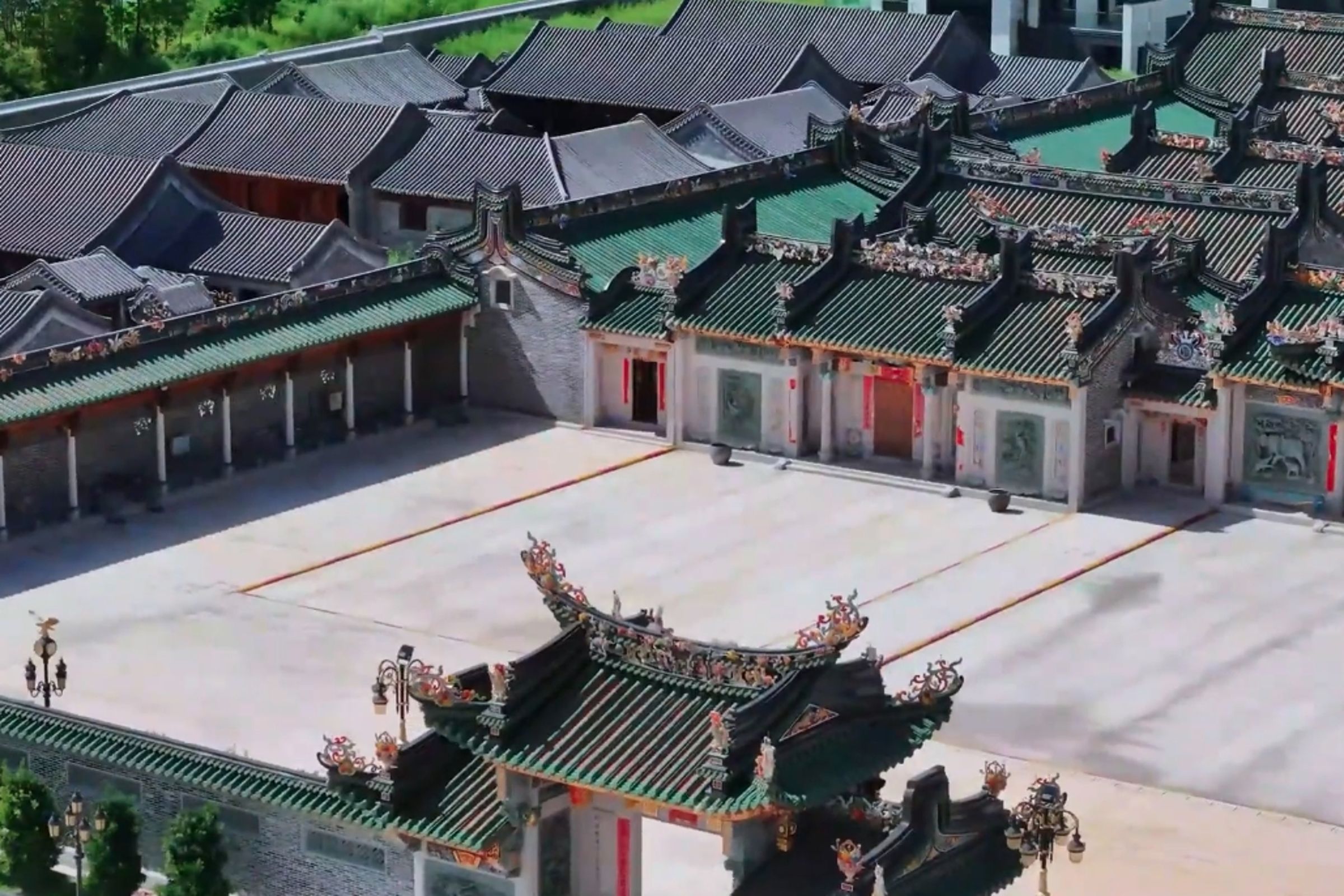 豪華莊園「英之園」因違法占用集體土地，日前遭中國當局勒令限期45日內自行拆除。（翻攝畫面）