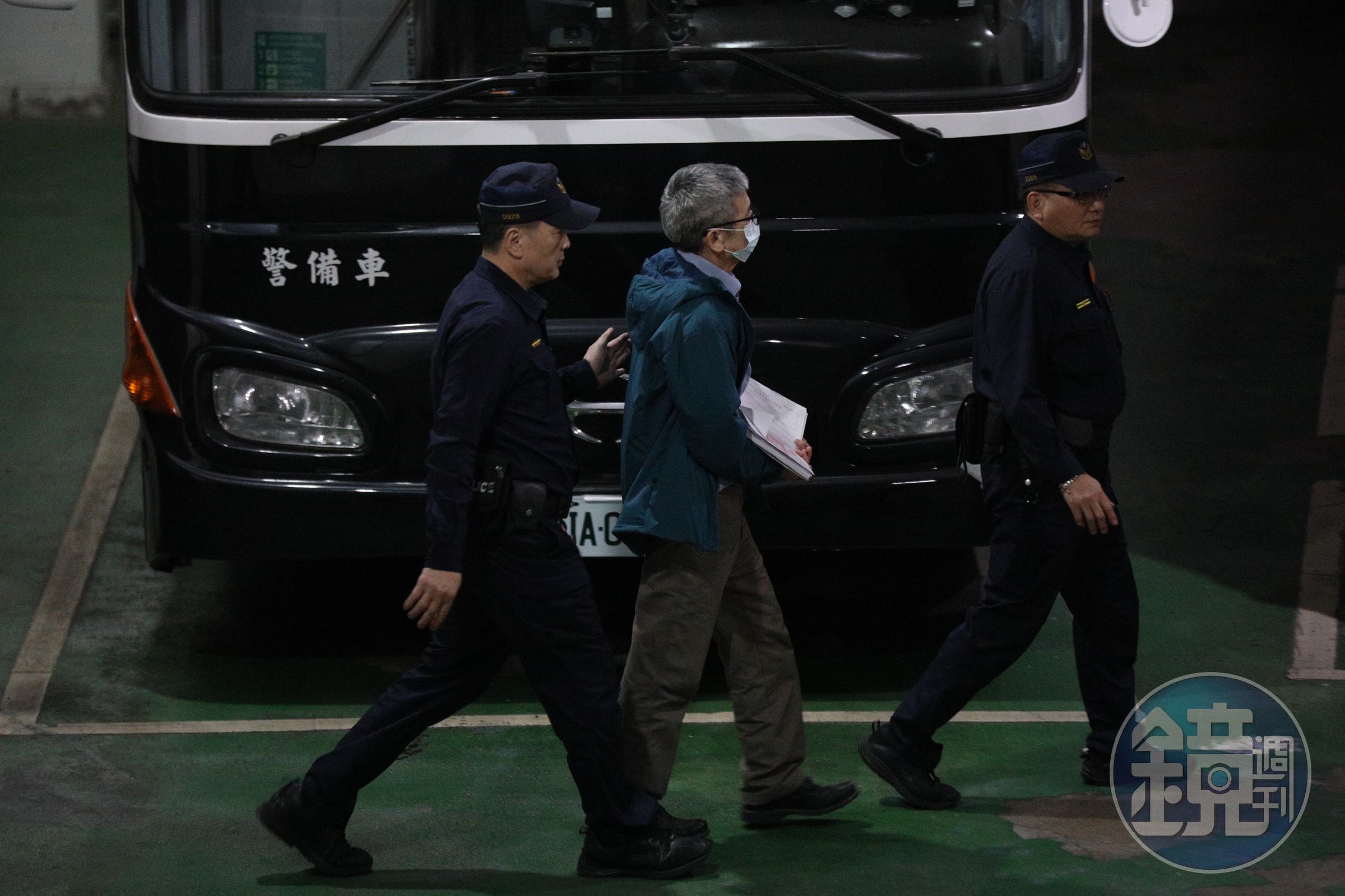 2日晚間李文宗(中)遭裁定羈押禁見後,步向警備車,前往台北看守所。