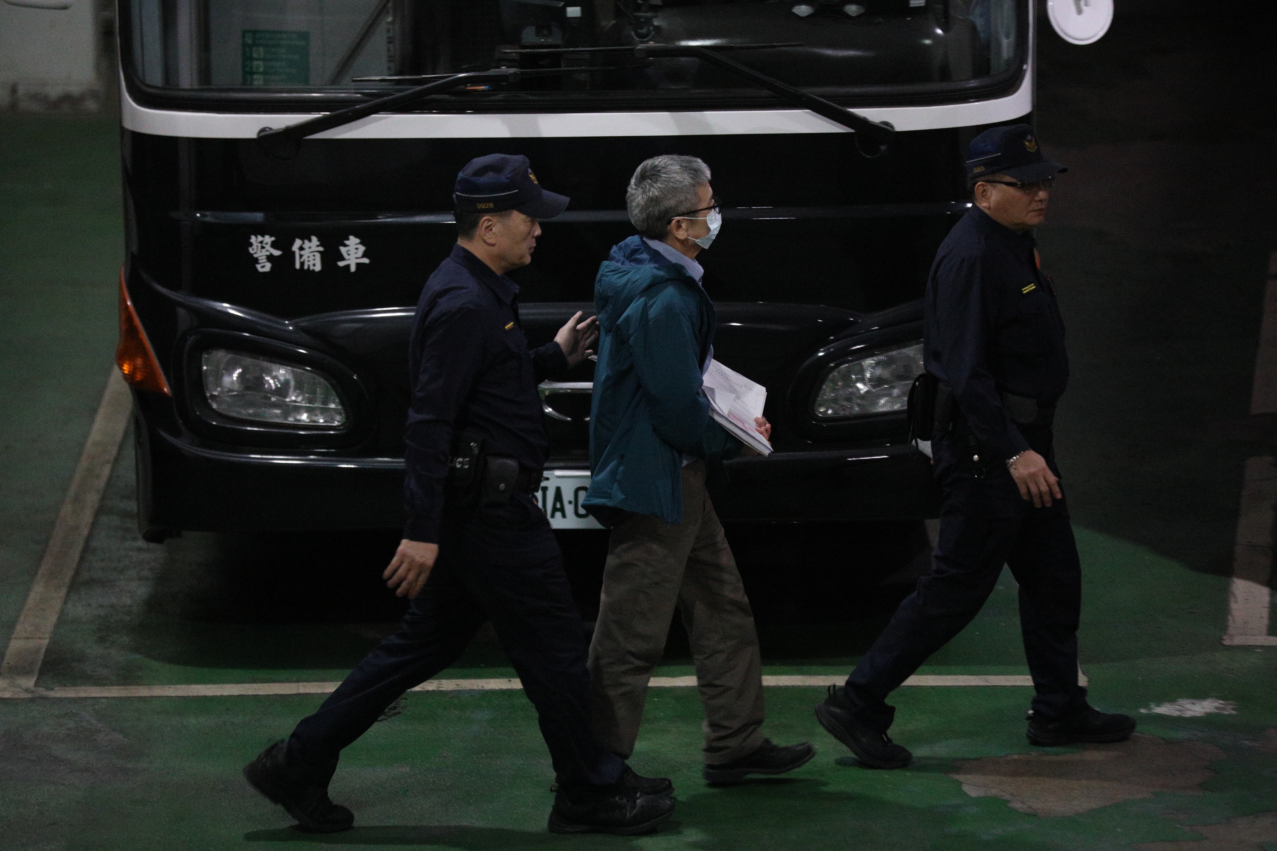 2日晚間李文宗（中）遭裁定羈押禁見後，步向警備車，前往台北看守所。