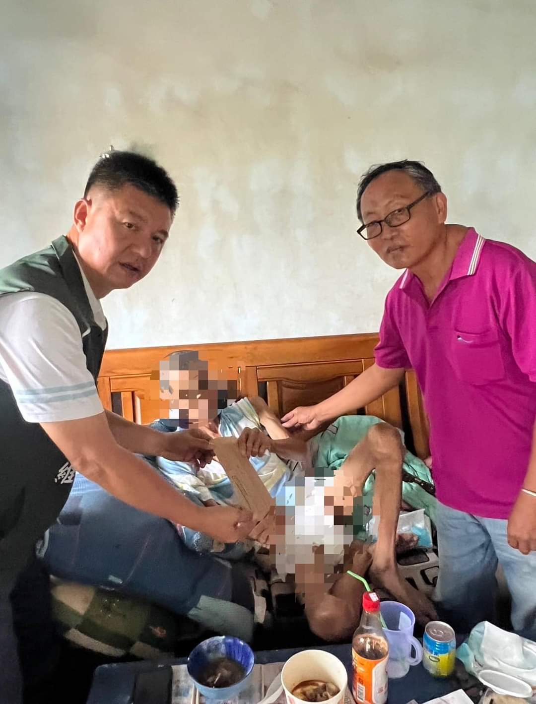 屏東縣議員許展維（左）對偏鄉醫療資源匱乏問題，表達可開放專業外國學歷者進駐的想法。（翻攝許展維臉書）