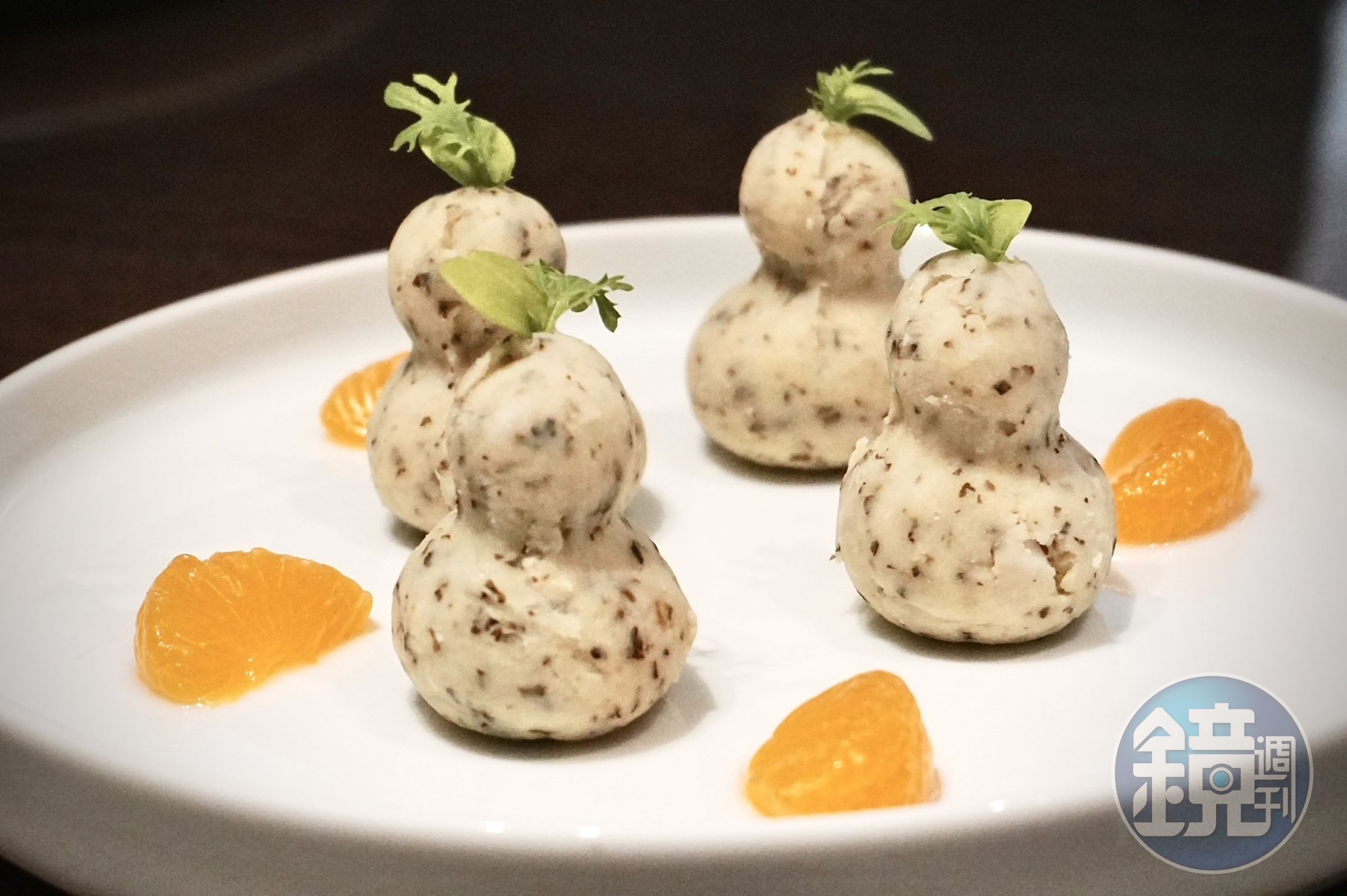 造型童趣的「老雪菜豆瓣酥」,提味的老雪菜讓淡雅豆餡嚼來多了股獨特鹹香,賣相與風味皆出眾。(460元/份)