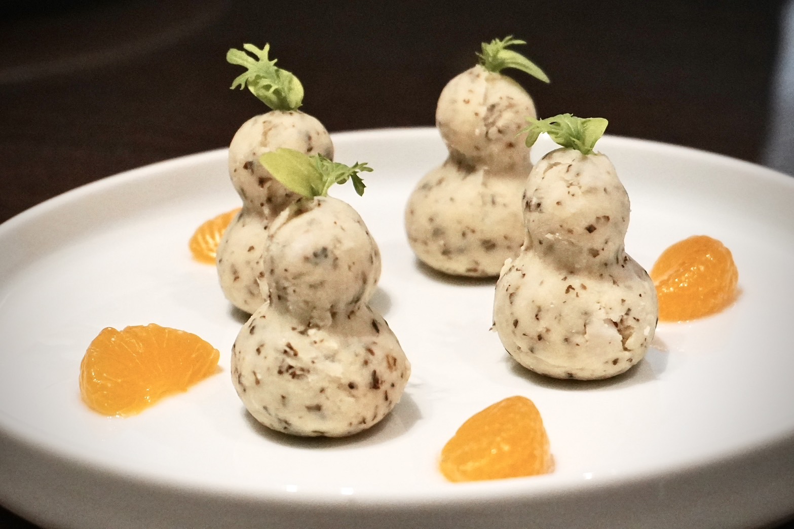 造型童趣的「老雪菜豆瓣酥」，提味的老雪菜讓淡雅豆餡嚼來多了股獨特鹹香，賣相與風味皆出眾。（460元／份）