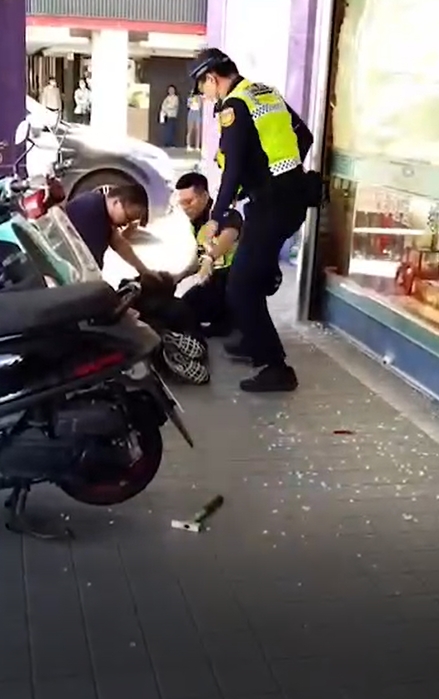 台東縣台東市上午發生銀樓搶案，嫌犯在警方趕到前，就合力將嫌犯制伏。（翻攝畫面）