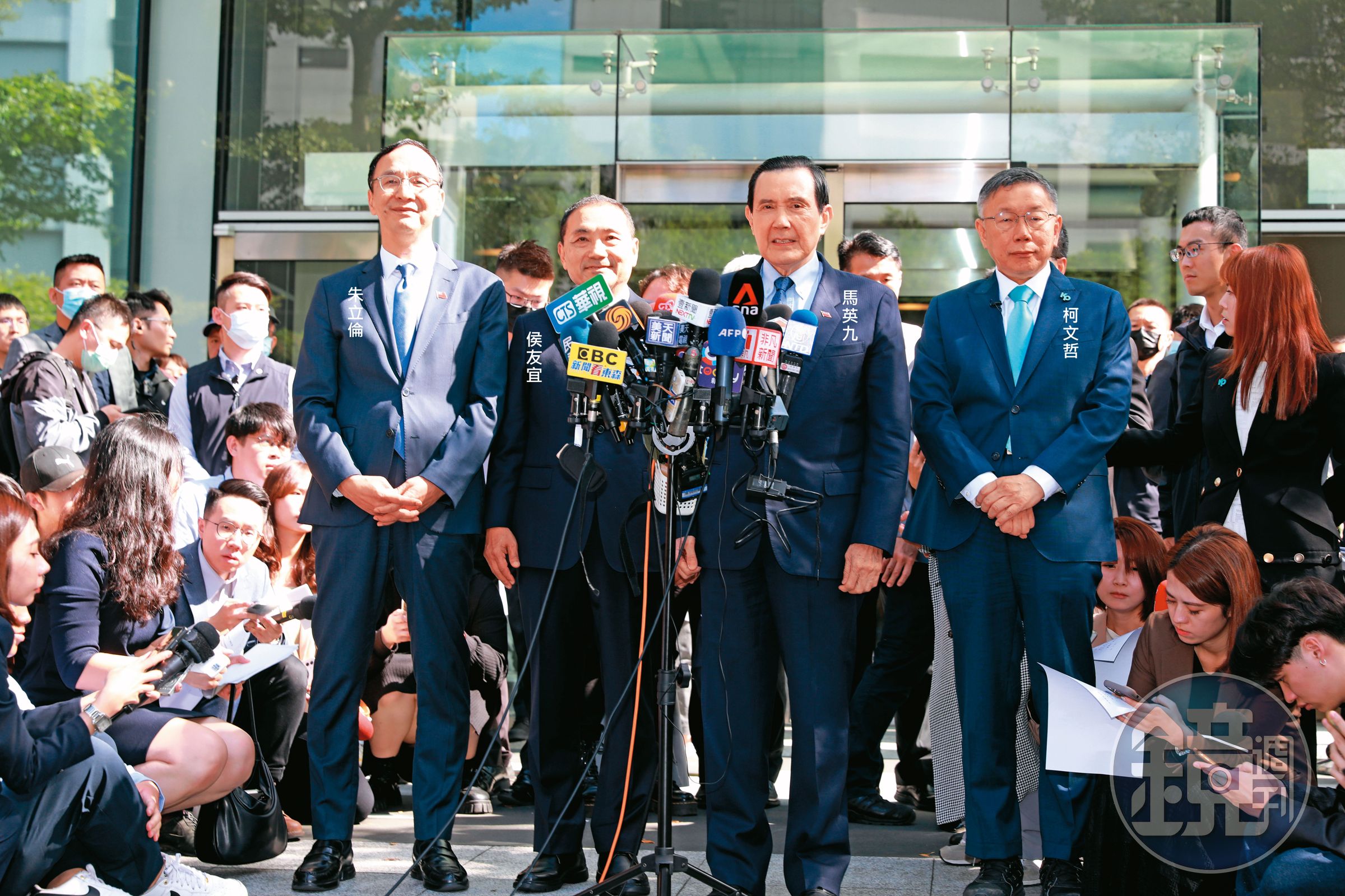 在前總統馬英九見證下，柯文哲與侯友宜、朱立倫15日達成6點共識，卻因民調評比方式喬不攏而陷入破局。