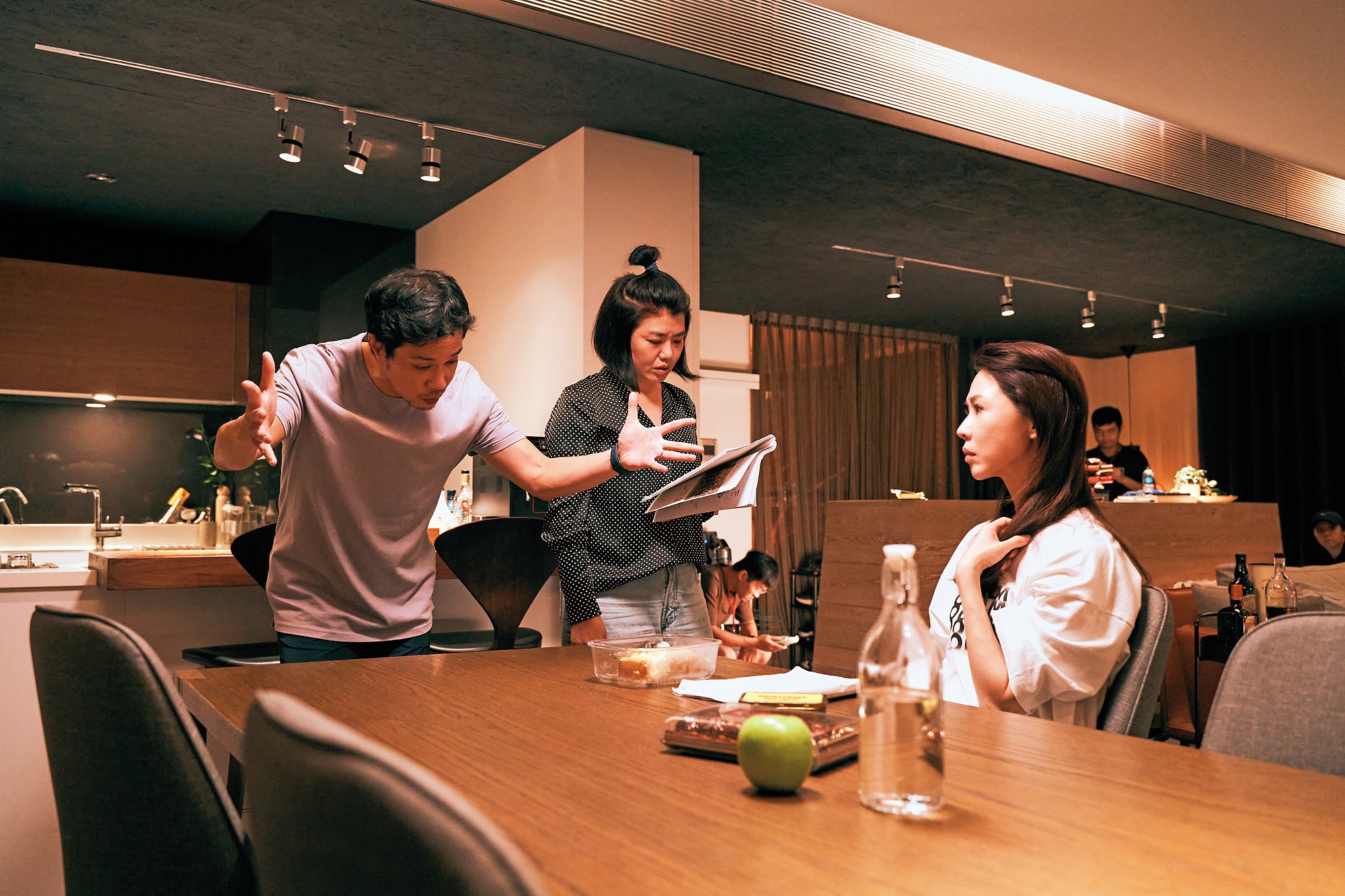 美術團隊借百坪豪宅打造薛仕凌（左）與謝盈萱（右）劇中住家。中為嚴藝文。（Netflix提供） 