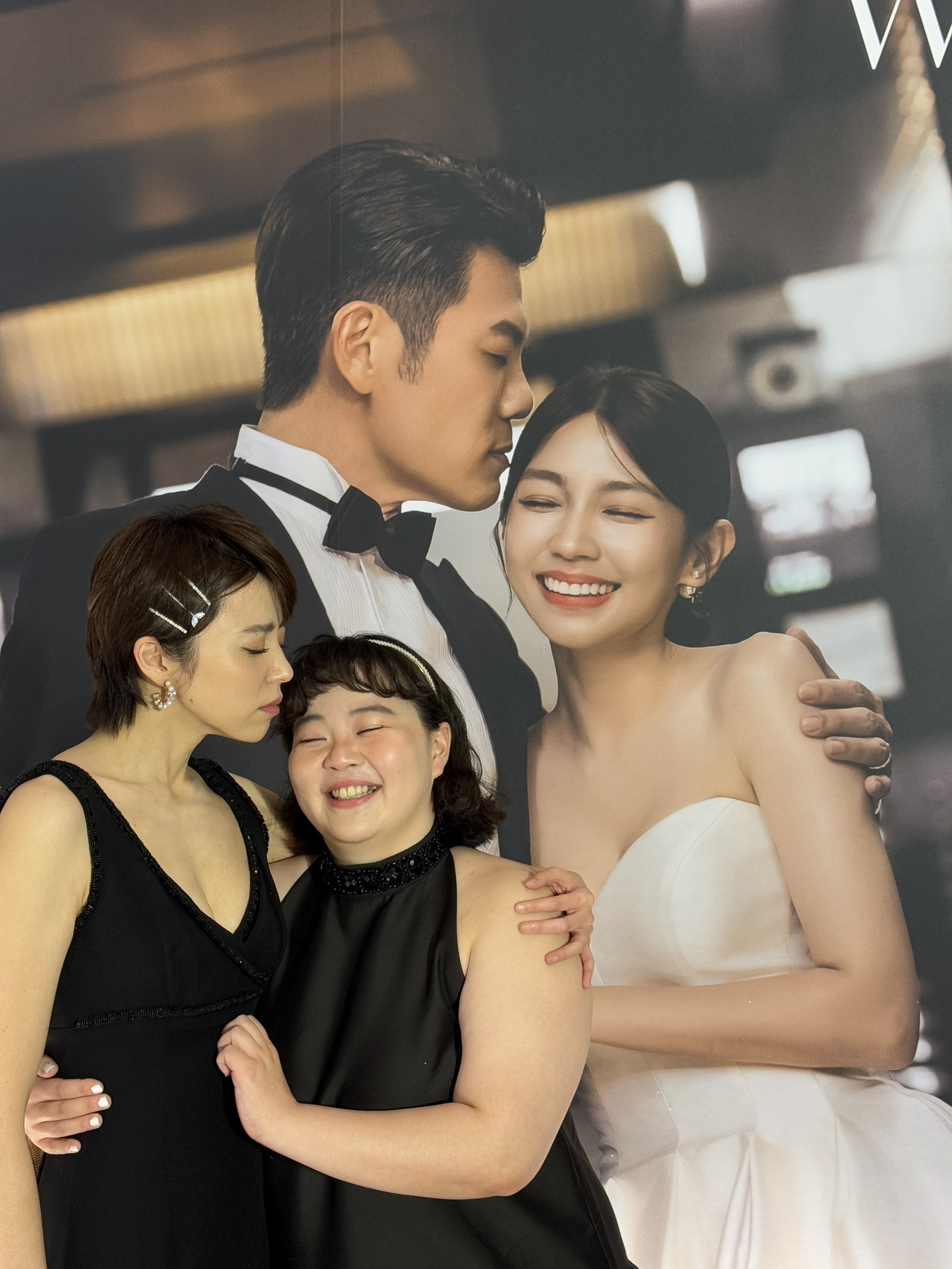 王瞳和宮美樂搞笑模仿曾智希婚紗照。(王瞳提供)