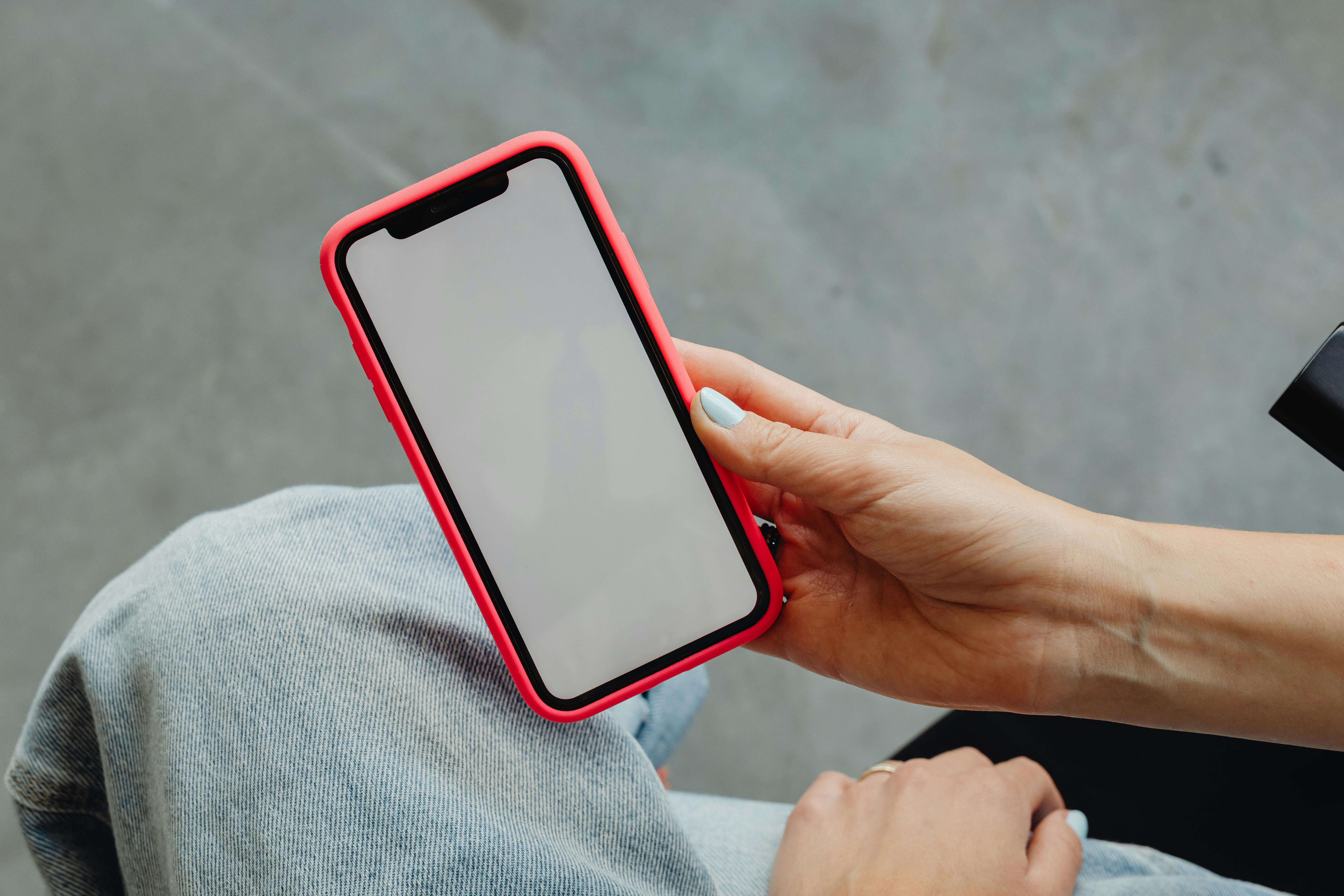 一名女網友昨日分享iPhone隱藏功能，只要在文字「自動填寫」功能，點選「掃描文字」，開啟鏡頭，就能將圖片中的內容直接轉成文字，實用功能引發網友熱議，圖為示意圖。（翻攝自Pexels圖庫）