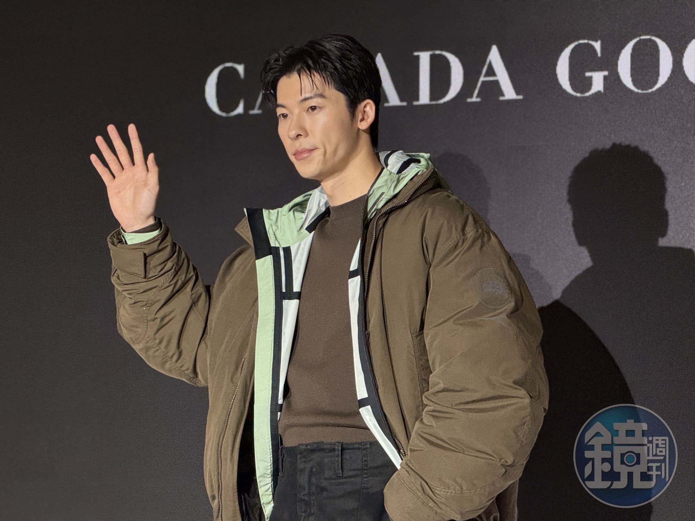 許光漢全身行頭15萬6700元:棕色Shift夾克NT$65,900、Merge反光夾克NT$41,500、套頭毛衣NT$21,700、軍綠色長靴NT$27,600。