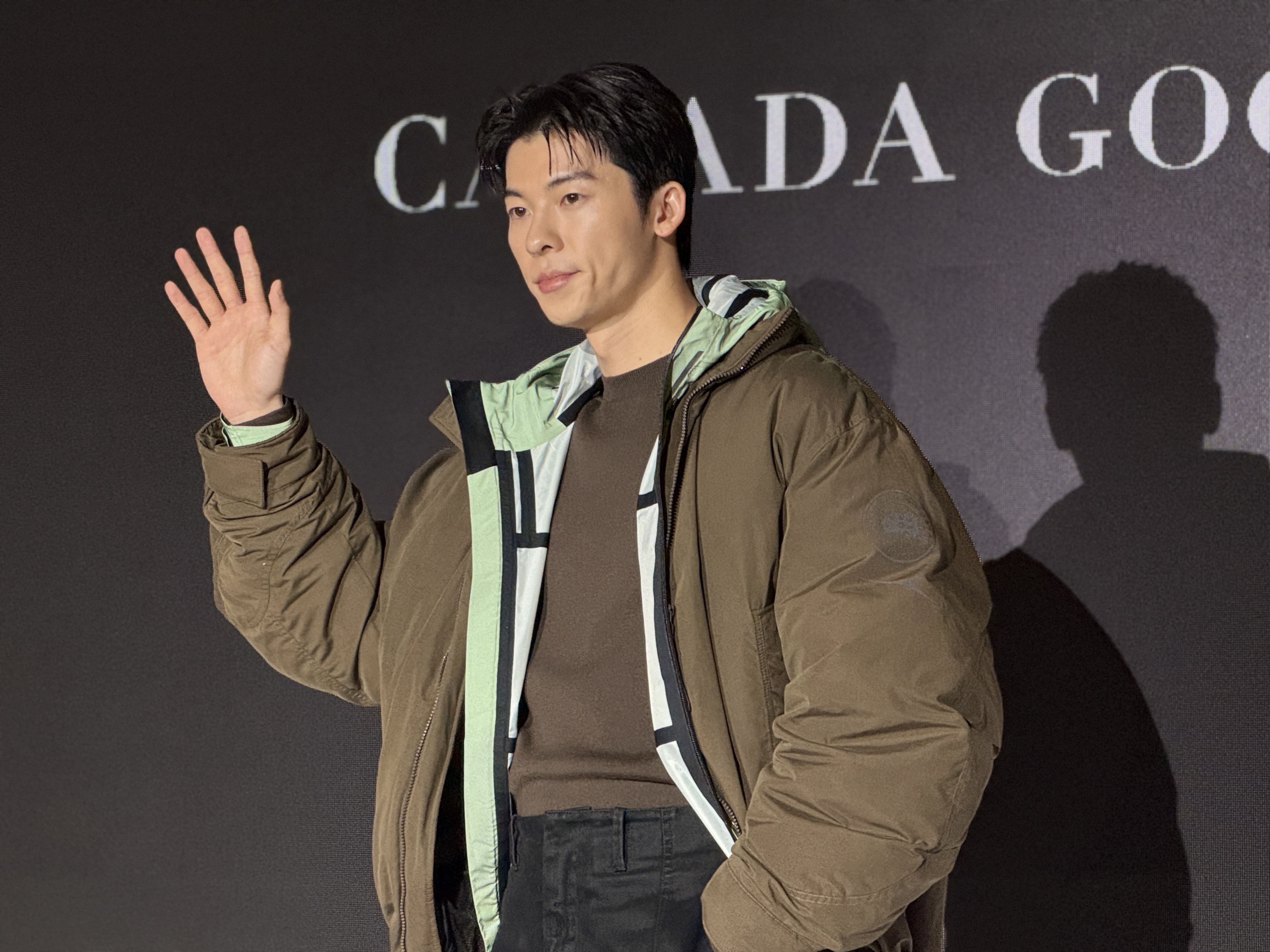 許光漢全身行頭15萬6700元：棕色Shift夾克NT$65,900、Merge反光夾克NT$41,500、套頭毛衣NT$21,700、軍綠色長靴NT$27,600。