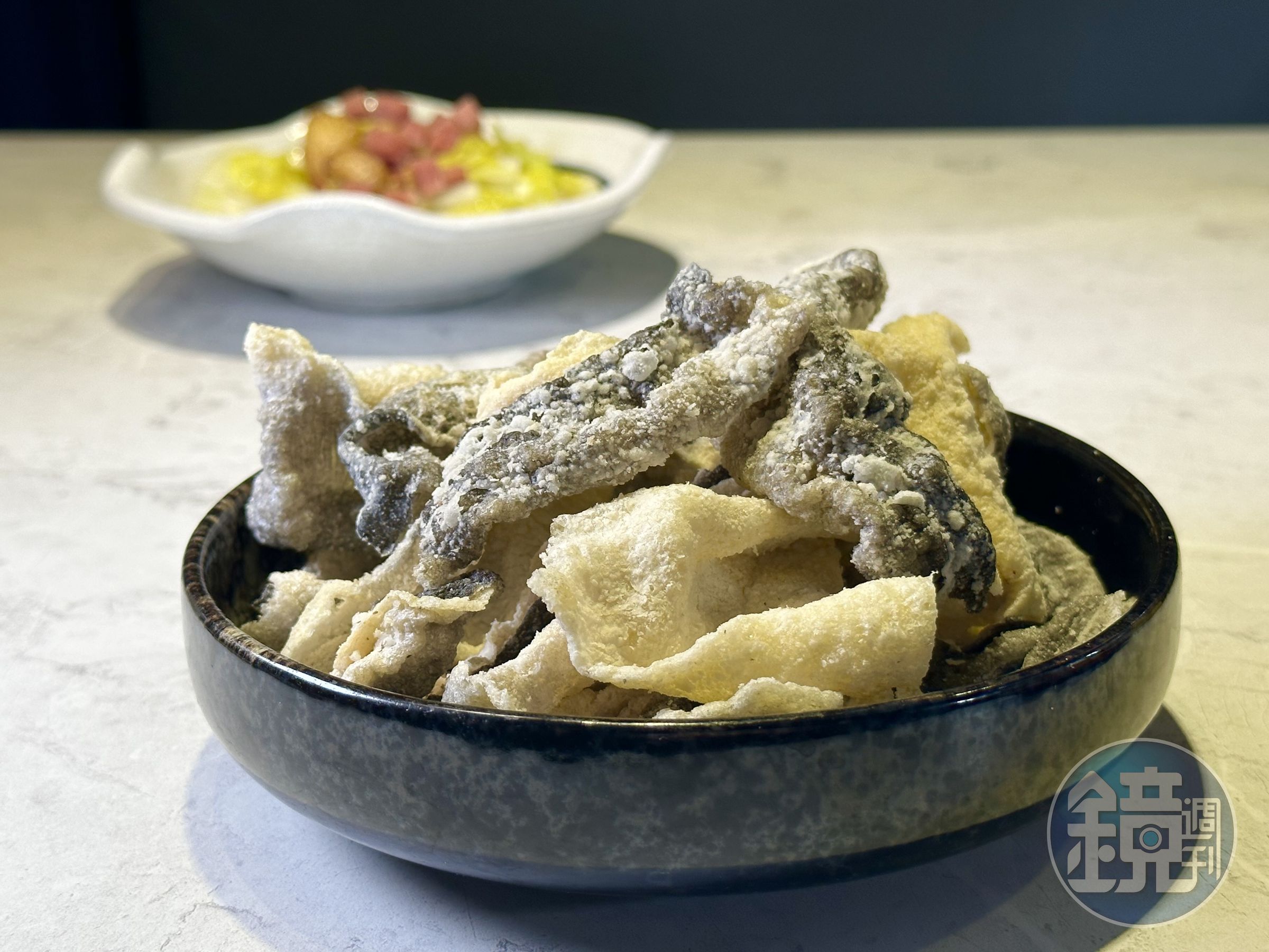 「沙漏酥魚皮」可以泡進酸菜魚湯汁一分鐘後再吃,會變得酥軟夠味。(90元/份)