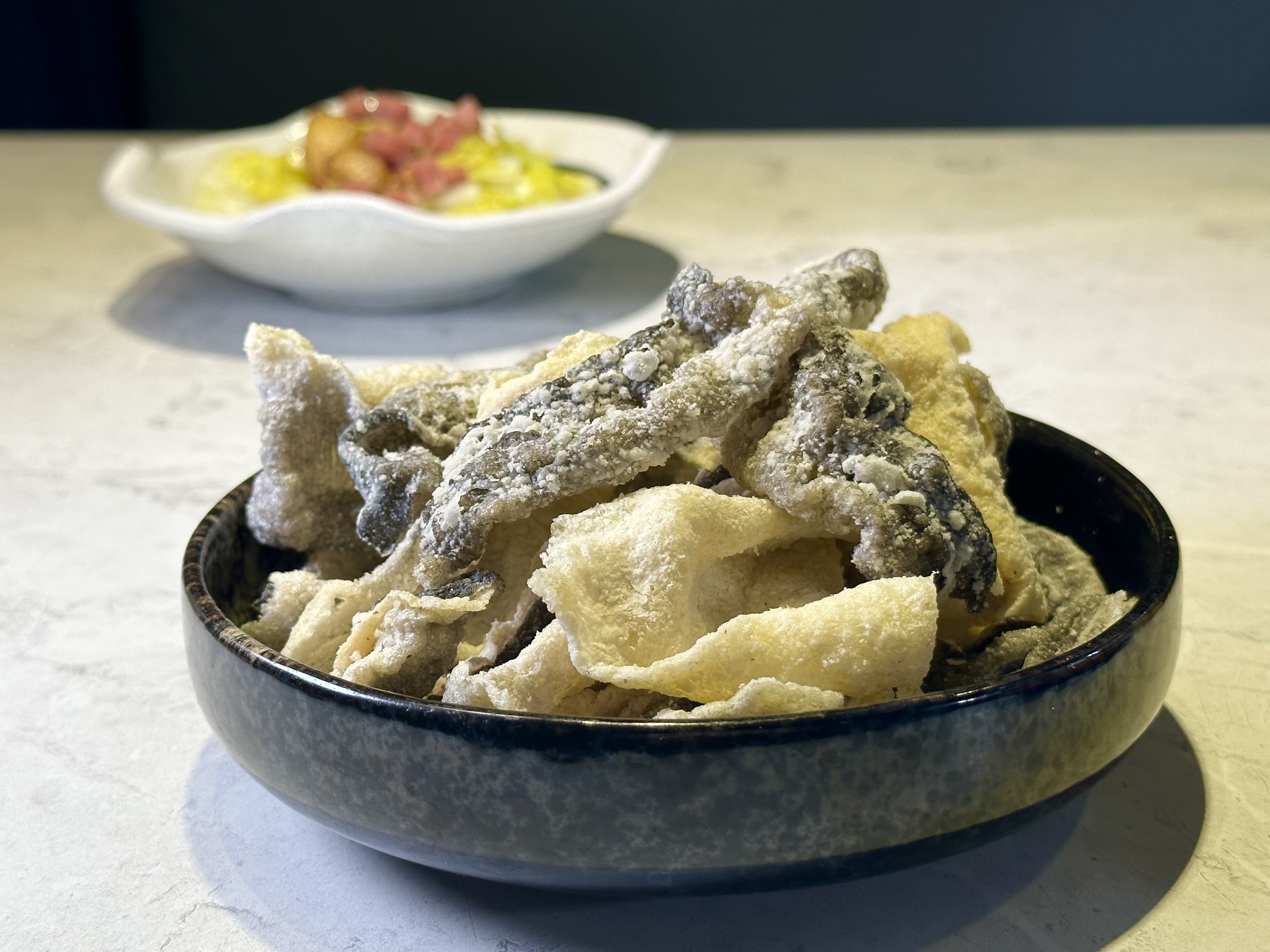 「沙漏酥魚皮」可以泡進酸菜魚湯汁一分鐘後再吃，會變得酥軟夠味。（90元／份）