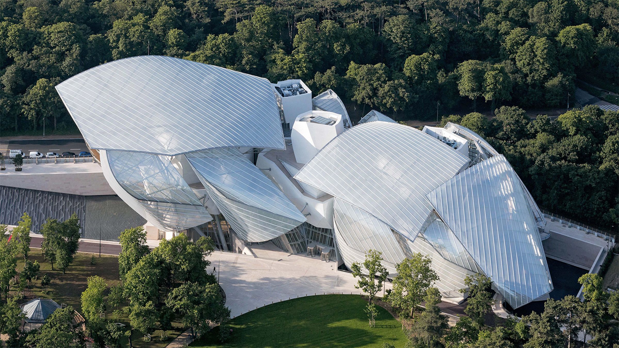 在2014年落成,由Frank Gehry設計的路易威登基金會大樓,如今已成為巴黎的建築觀光景點之一,是很能體現他後現代解構主義特色的建築。