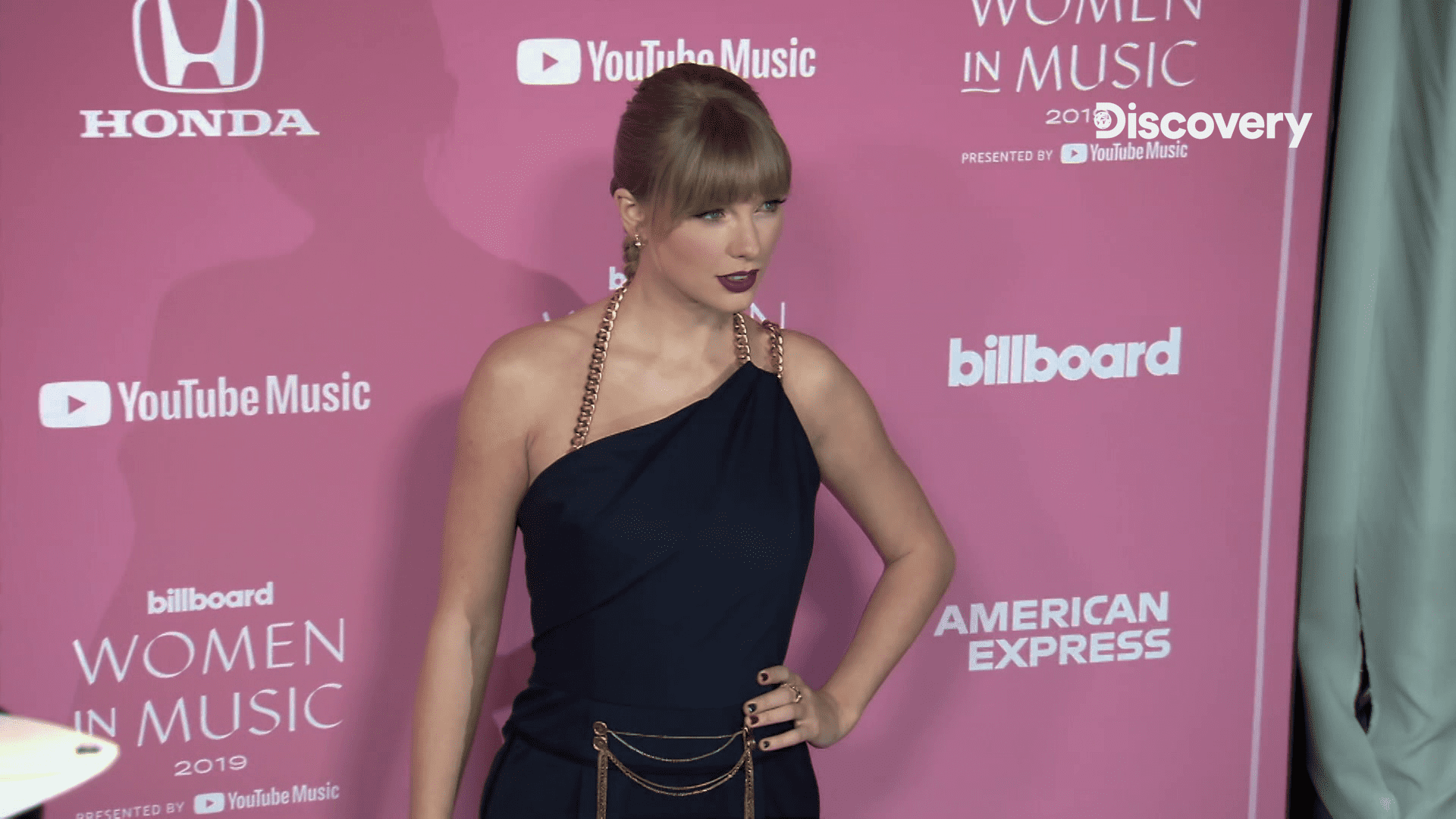 泰勒絲的登高一呼，凸顯了唱片公司制度原本的缺失，也意外得到樂壇其他歌手的支持，讓她的天后地位更上層樓。（Discovery頻道提供）