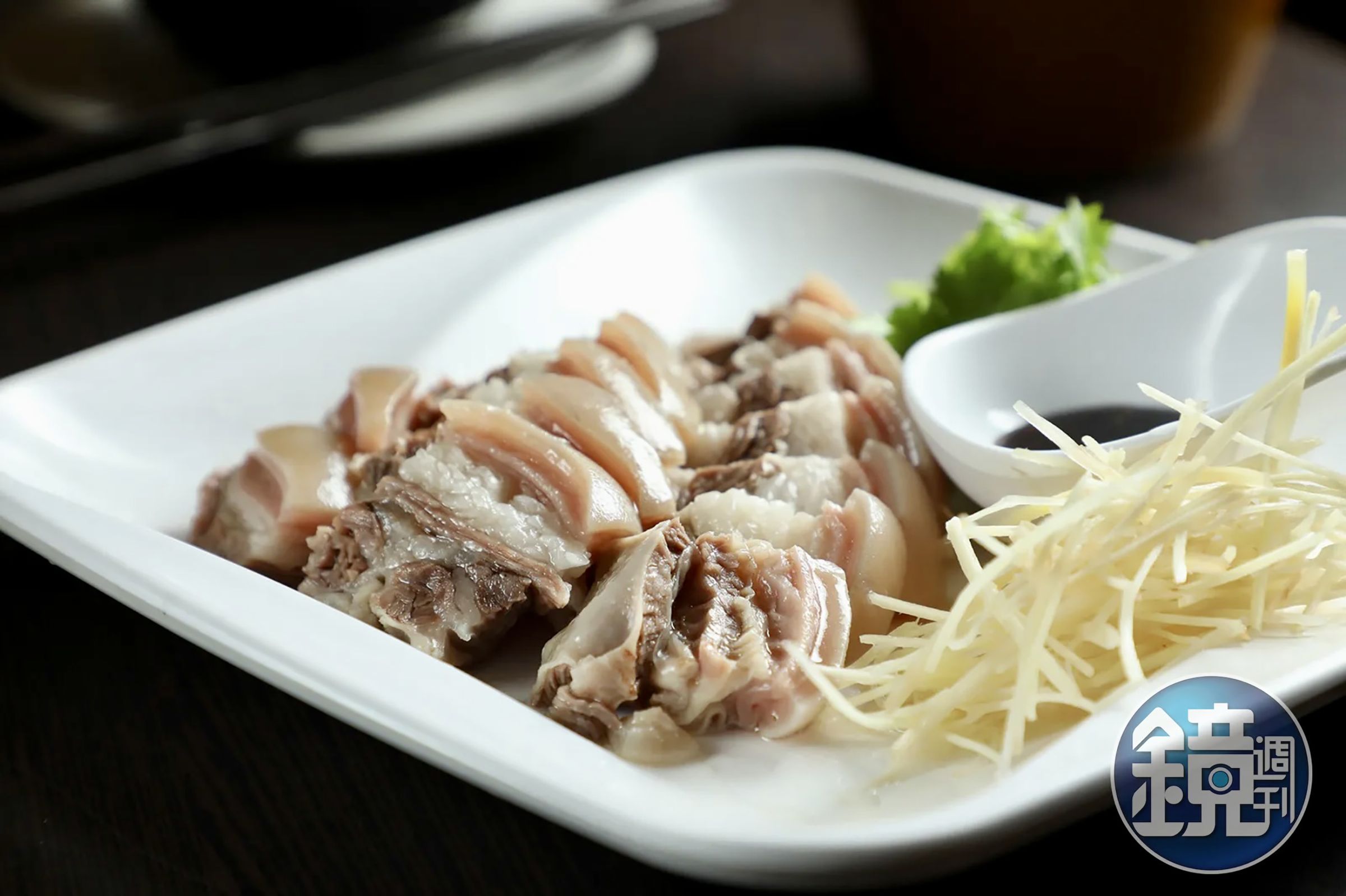 阿忠羊肉店的「嫩羊肉」與「去骨羊肋排肉」都是最受歡迎的品項。(皆為750元/半斤)