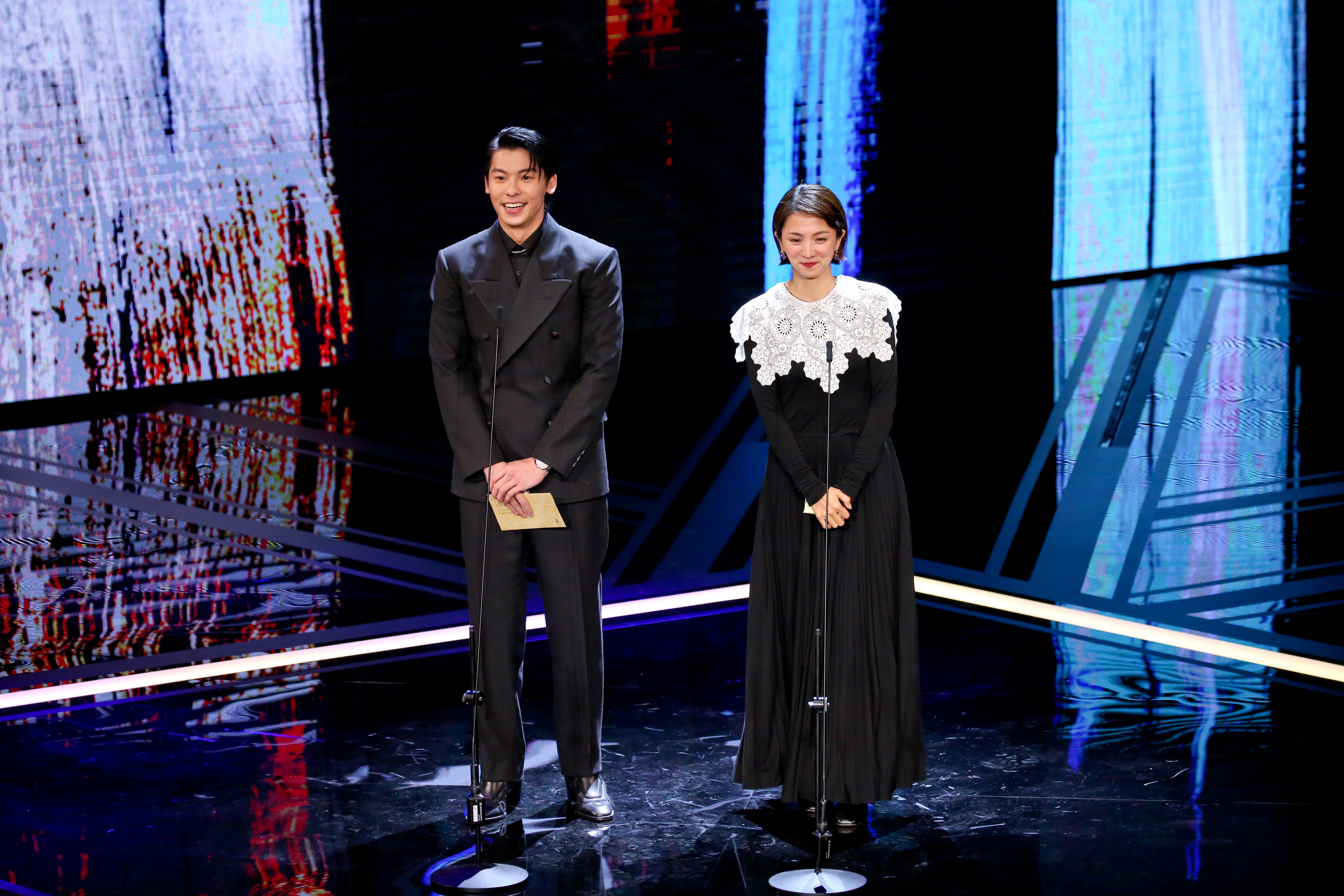 滿島光（右）搭檔許光漢逗趣對話成亮點。