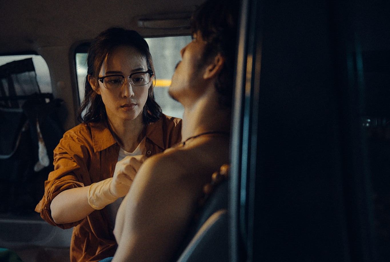 張鈞甯流淚為連炳發包紮傷口的畫面將在本集曝光。（公視、中華電信、瀚草文創供）