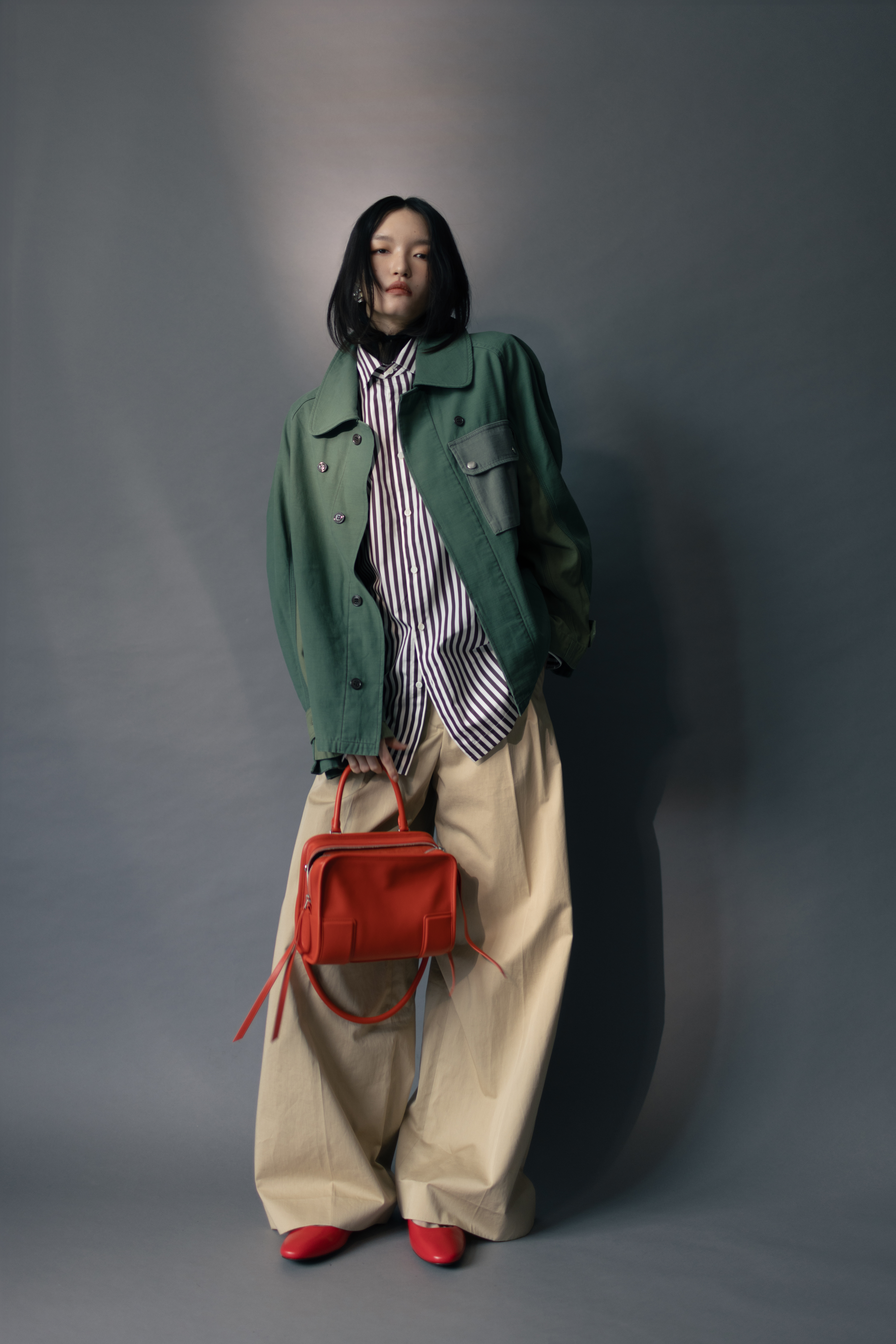 短版剪裁夾克 NT$105,000 by CELINE／白色拼咖啡色真絲混棉質襯衫 價格店洽 by LOEWE／棉質華達呢闊腿西裝長褲 NT$25,200 by MONCLER／紅色穆勒鞋 價格店洽 by CELINE／幾何水晶玻璃耳飾 NT$23,900 by FERRAGAMO／Amazona 180日出橘小型柔軟小牛皮小型包款 NT$153,000 by LOEWE