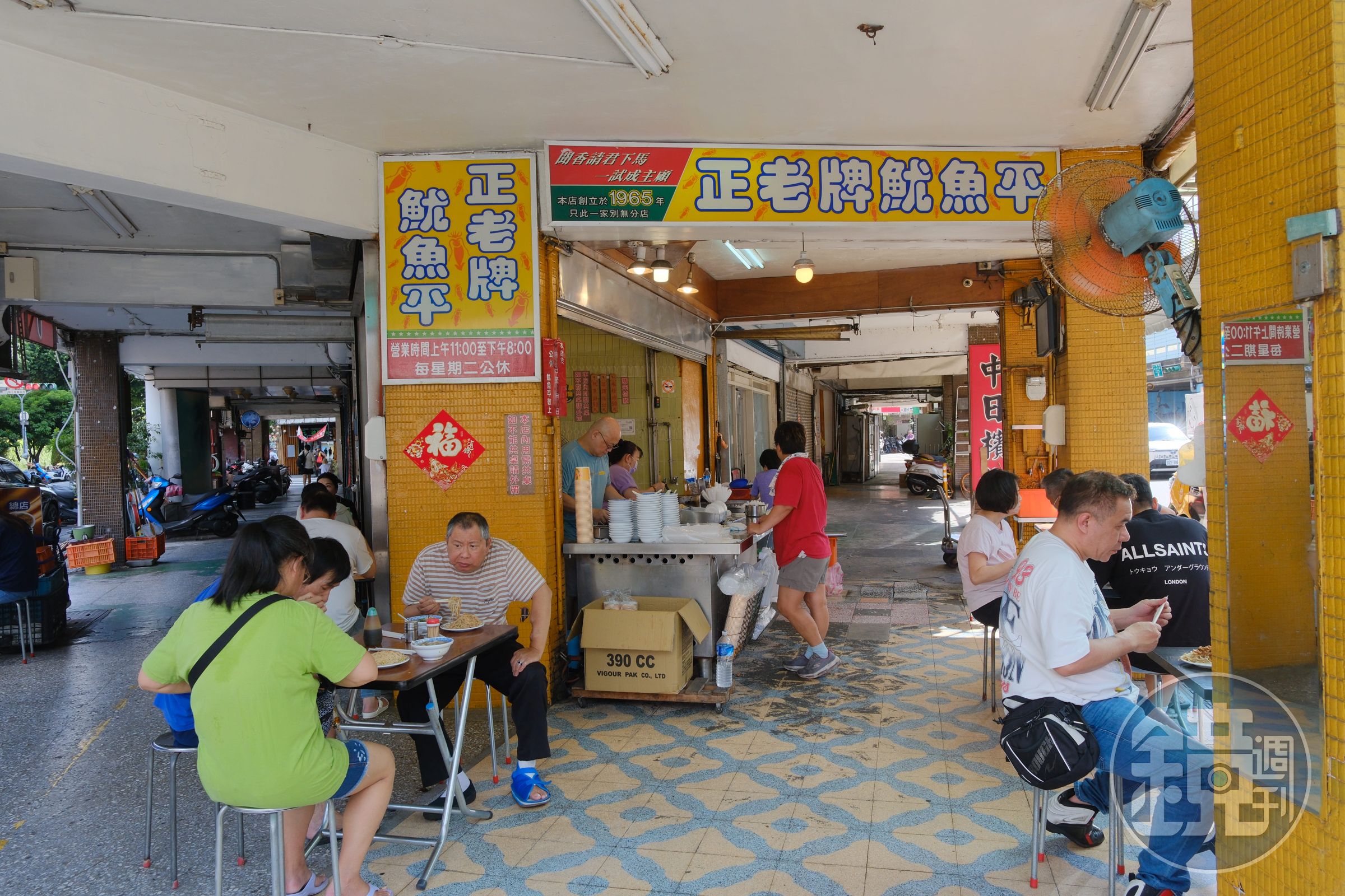 在騎樓下簡單吃一份米粉炒配魷魚羹，就是幸福的一餐。