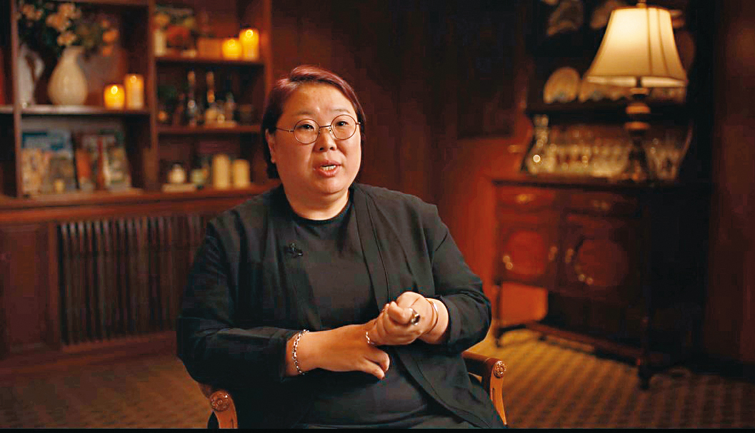 服裝設計師洪秀熙透露團隊為重現40年代，走訪博物館等查證相關歷史資訊。（Netflix提供）