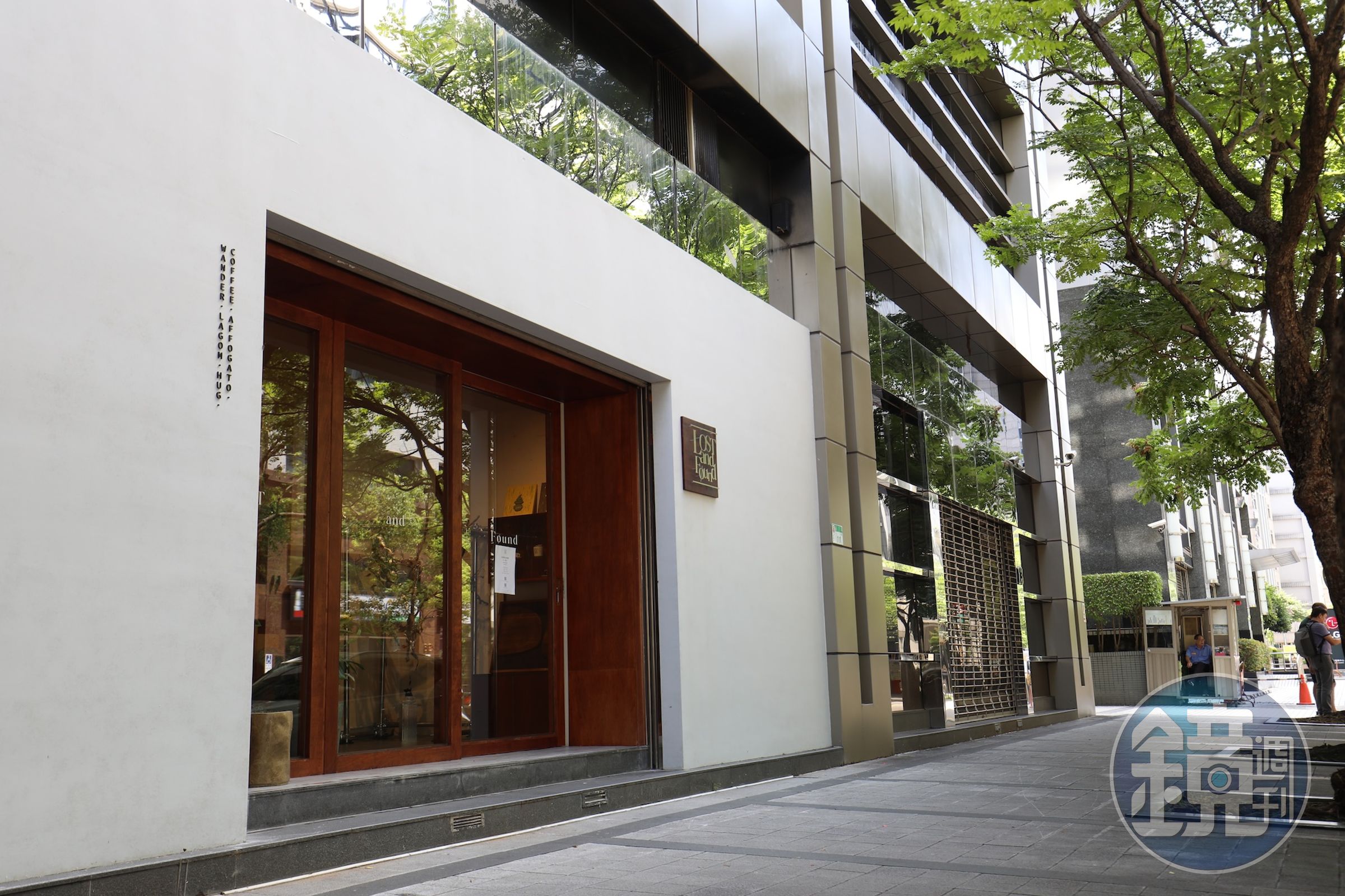 LOST and Found內湖店位於基湖路3巷，在週末假日就變成一處鬧中取靜的咖啡館。