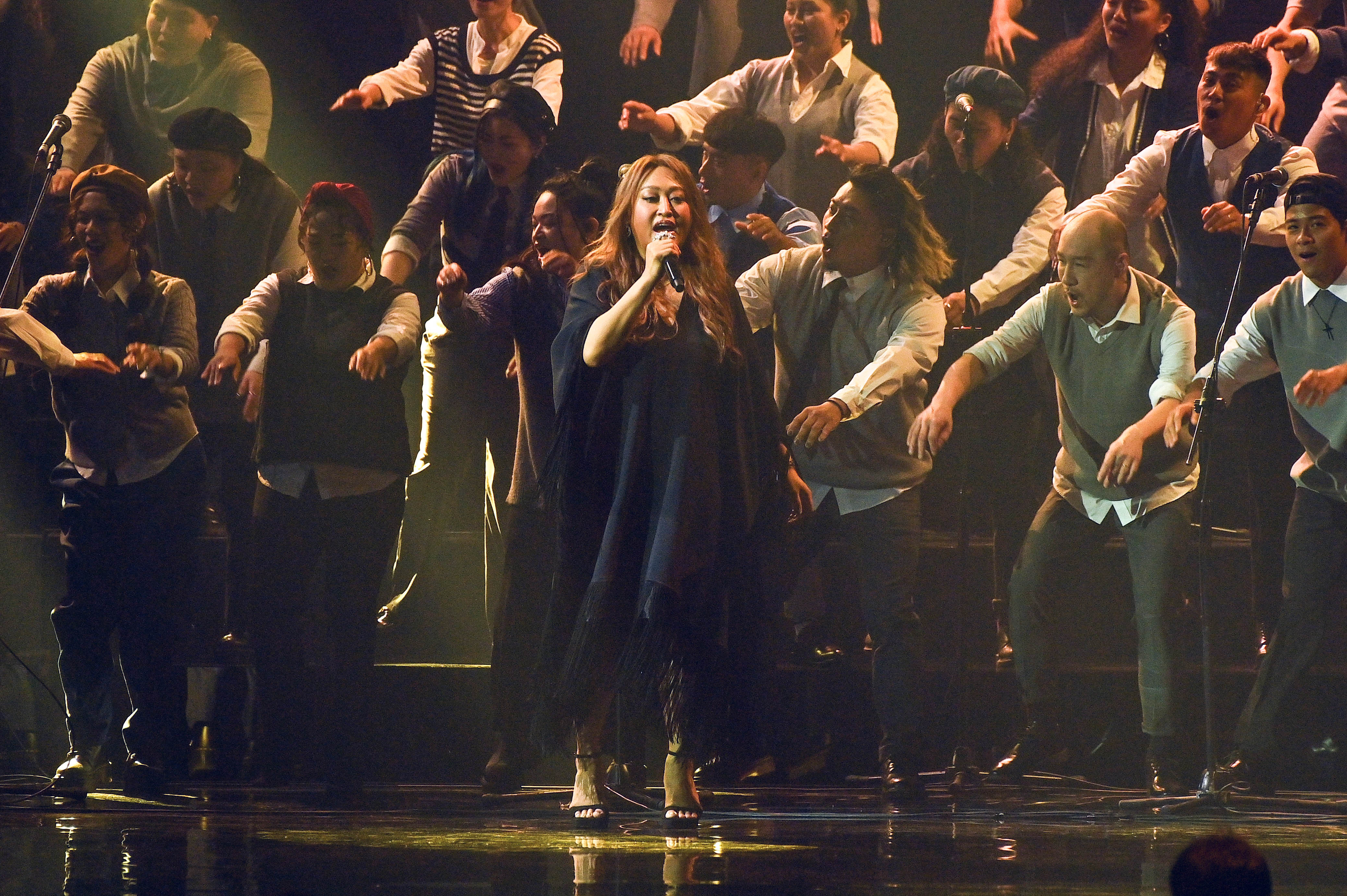 家家在金曲舞台上引領60位歌者組成的唱詩班演出。（台視提供）